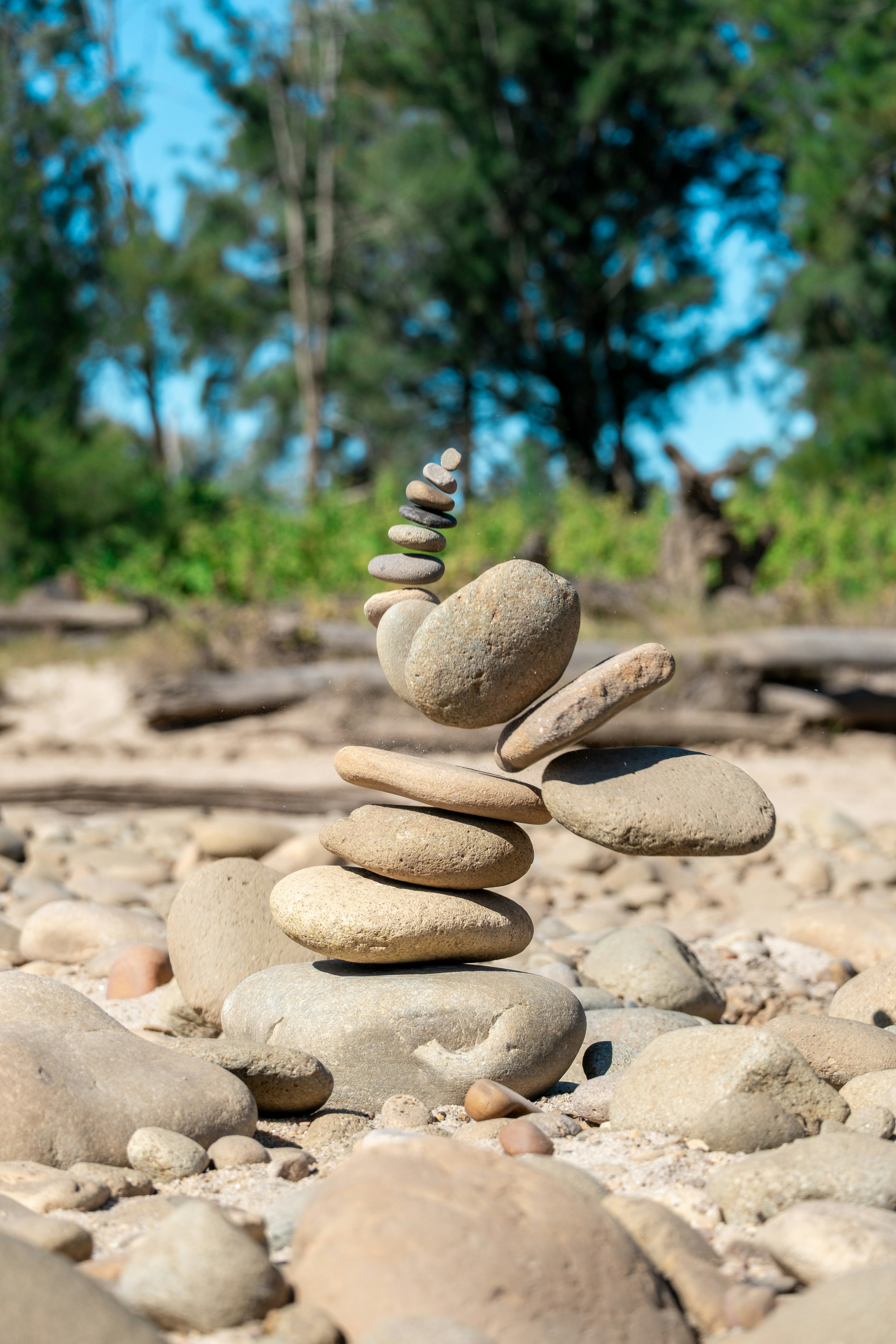 Pila di pietre equilibrate su un letto roccioso di fiume