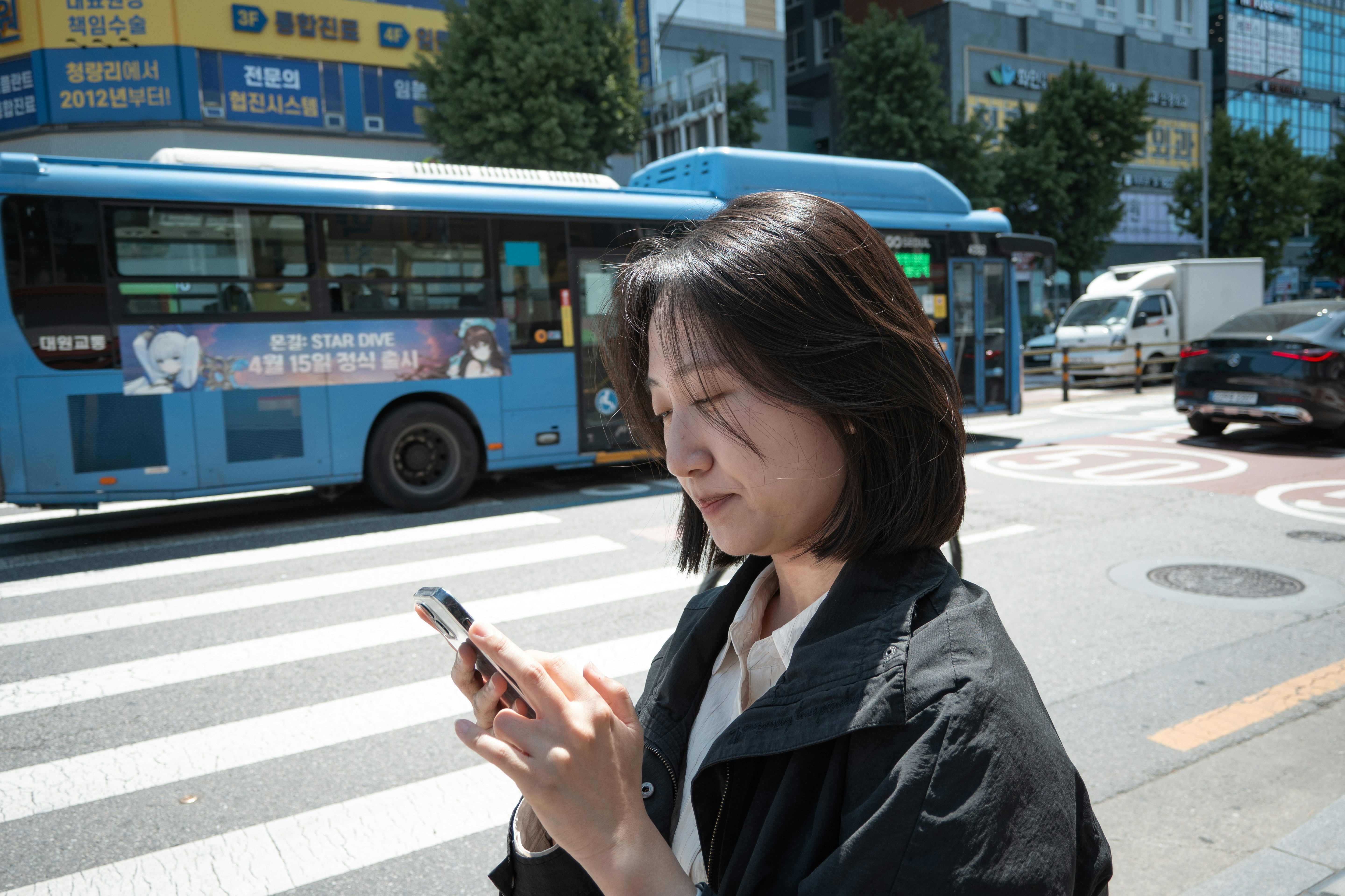 2026년 변경된 운전면허 갱신 정책을 설명하는 블로그의 대표 이미지. 깔끔한 테라코타 색 배경에 새로운 운전면허증을 들고 있는 손과 디지털 화면이 보인다.