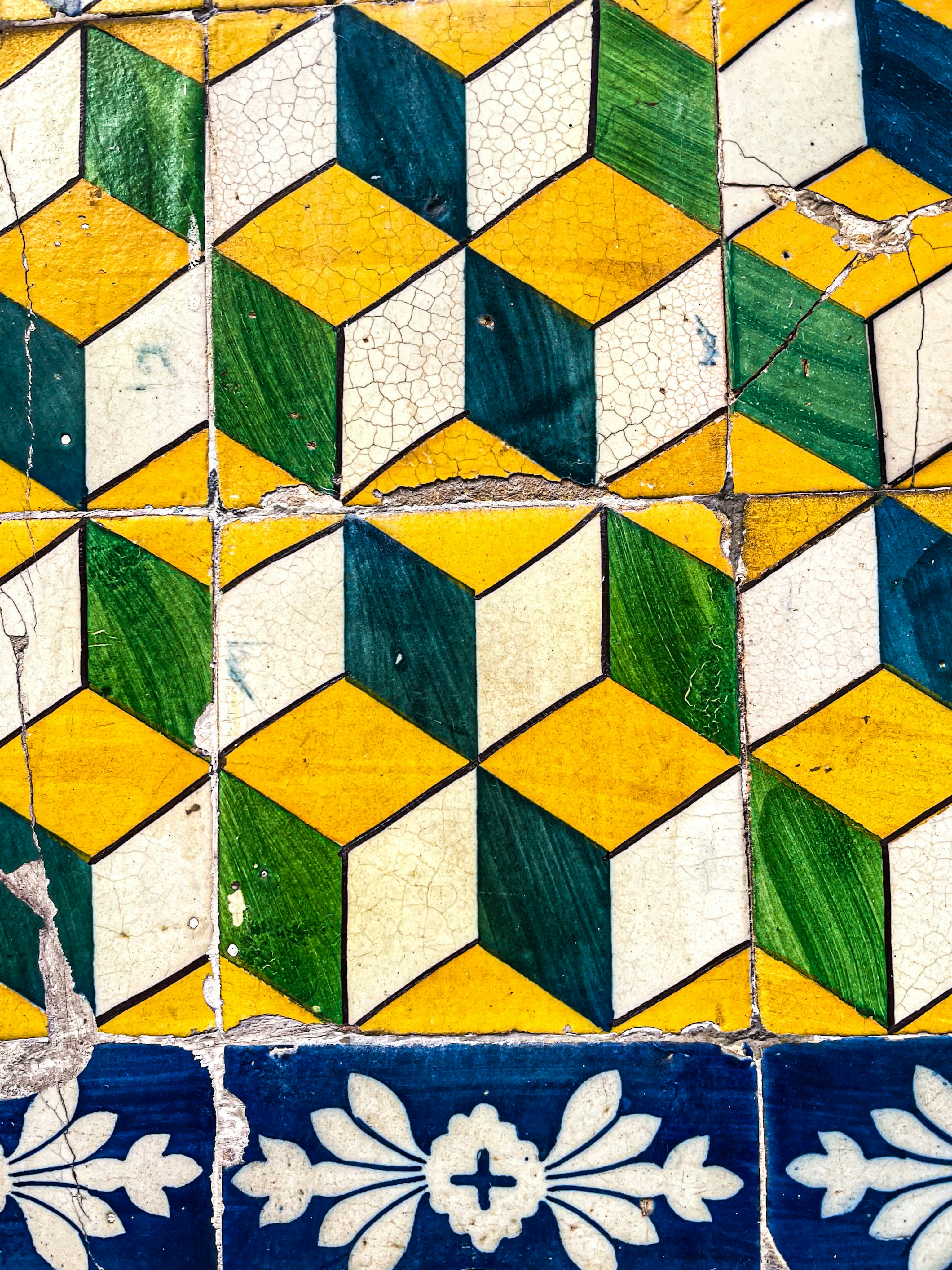 Motivo geometrico colorato con cubi e bordo floreale.