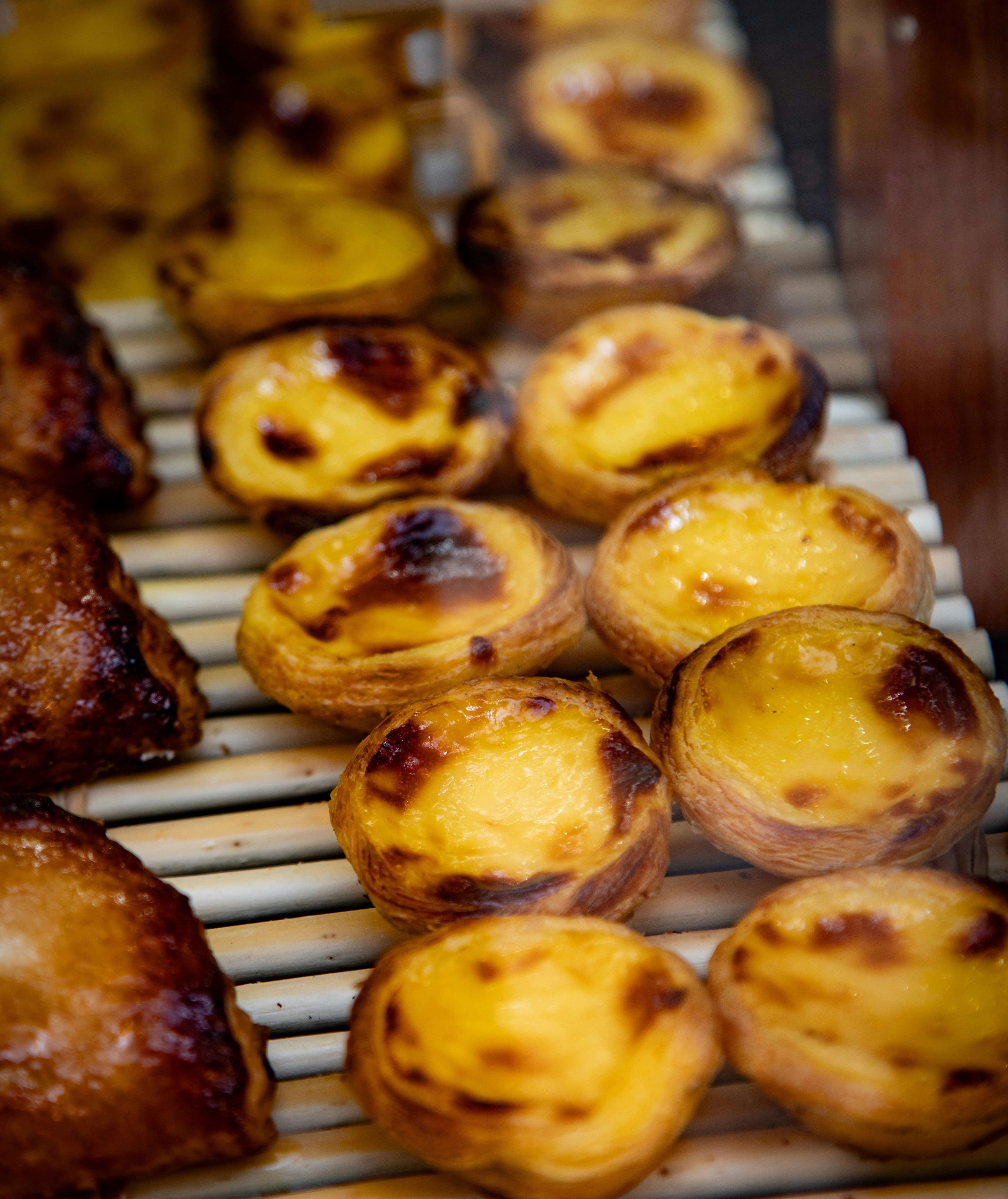 Kue-kue pastel de nata disusun di rak