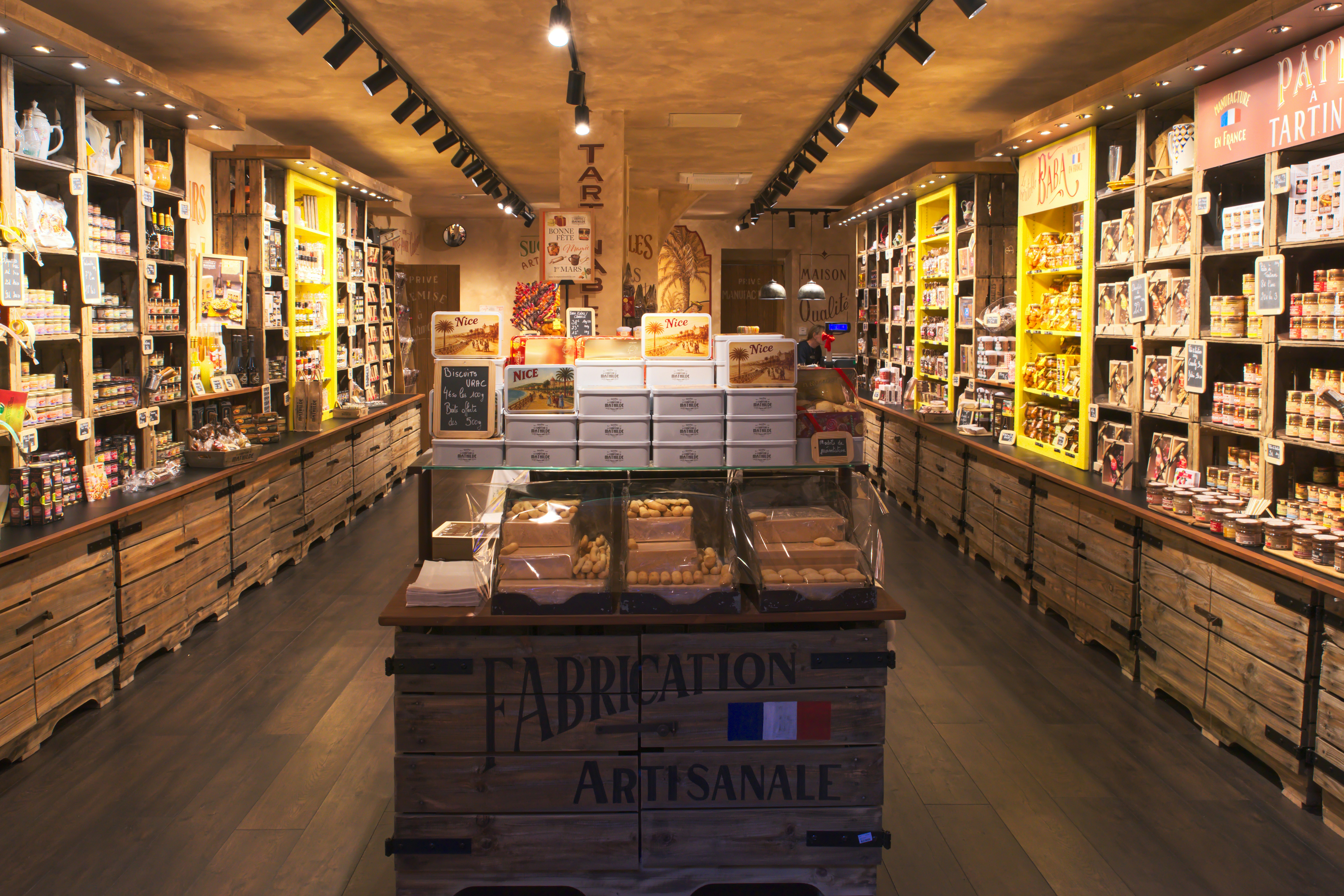 Intérieur d’un magasin rustique vendant des produits artisanaux.