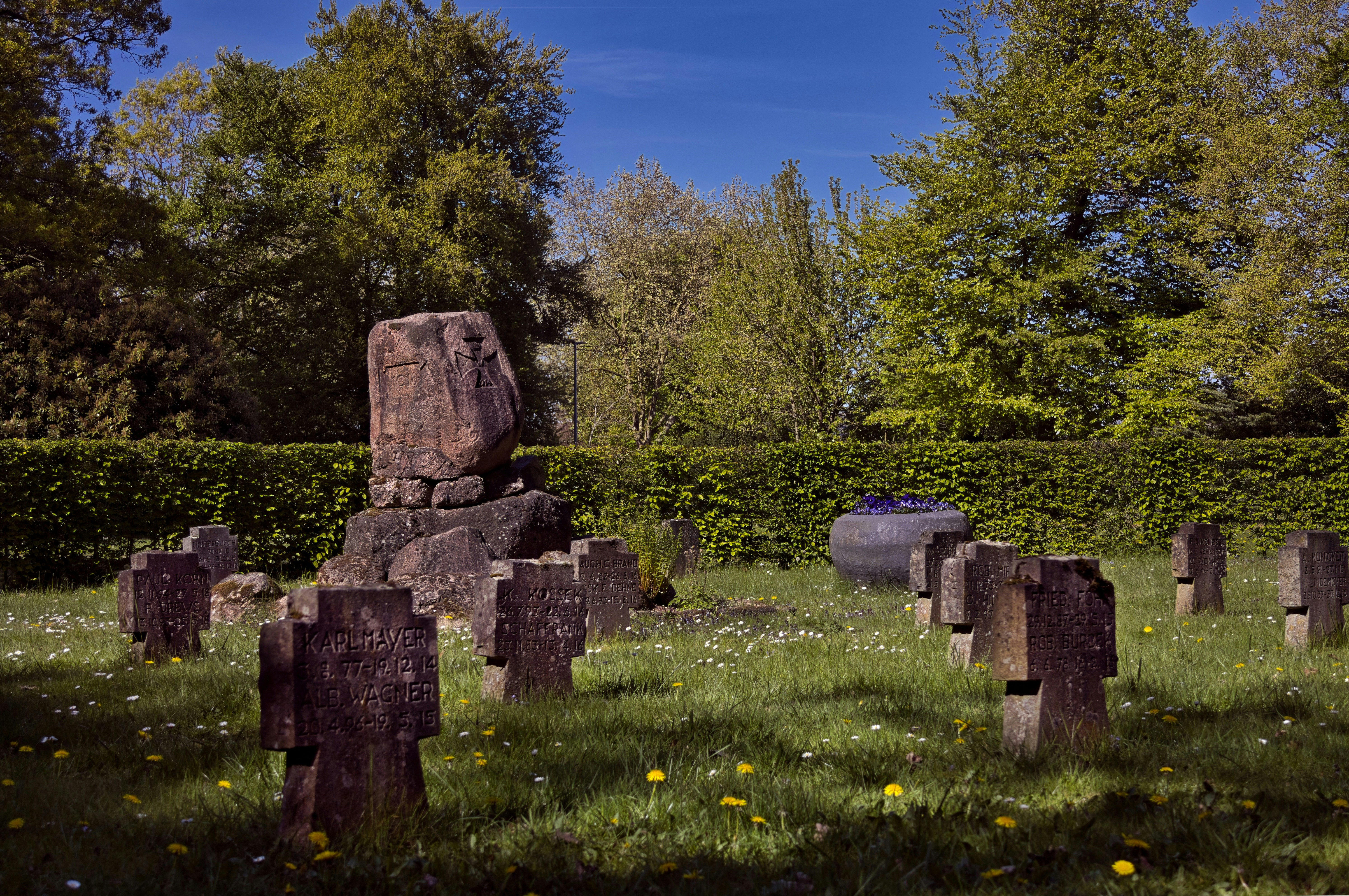 Cementerio con cruces de piedra y un gran monumento.