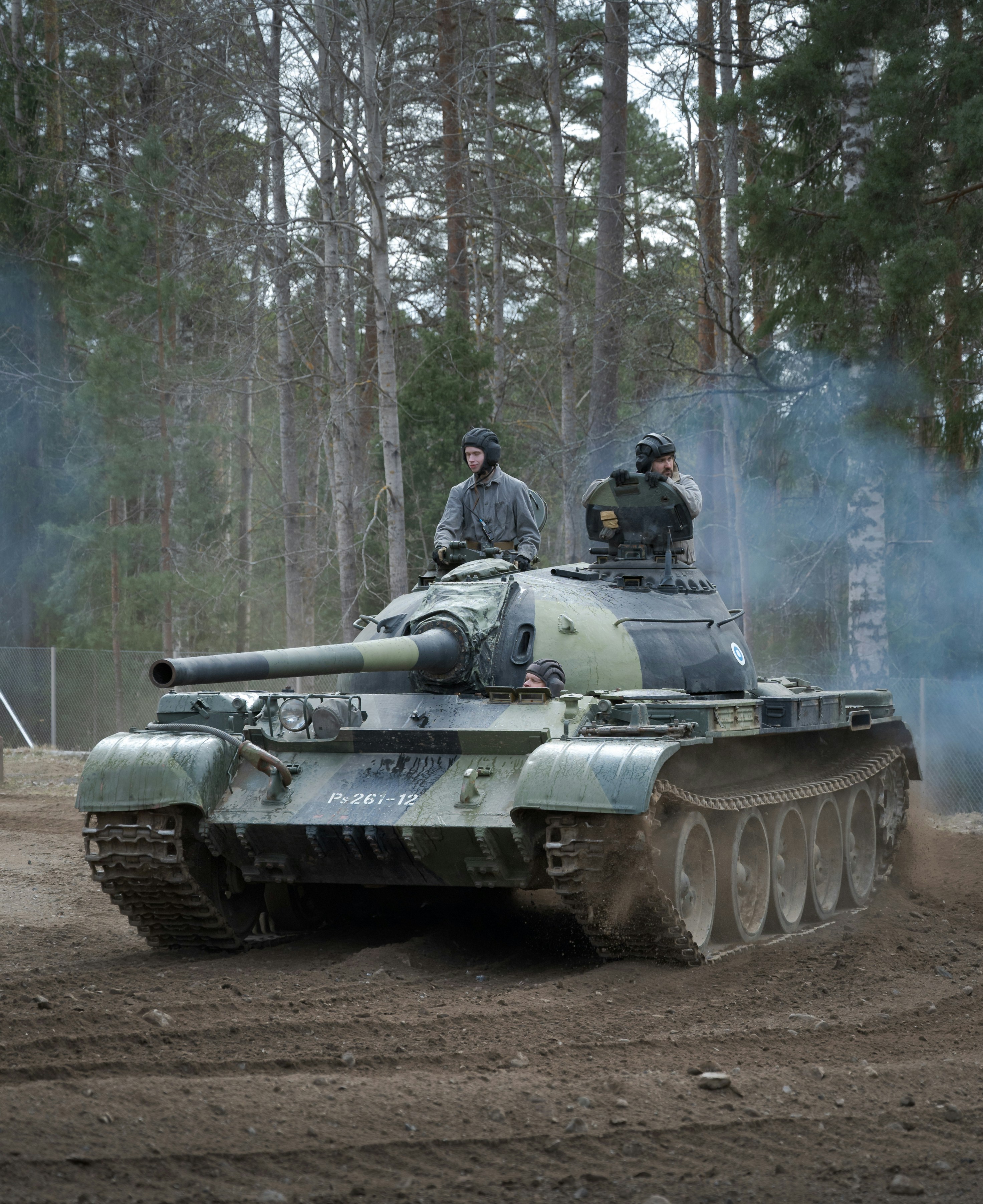 森の中の軍用戦車に乗った二人の兵士
