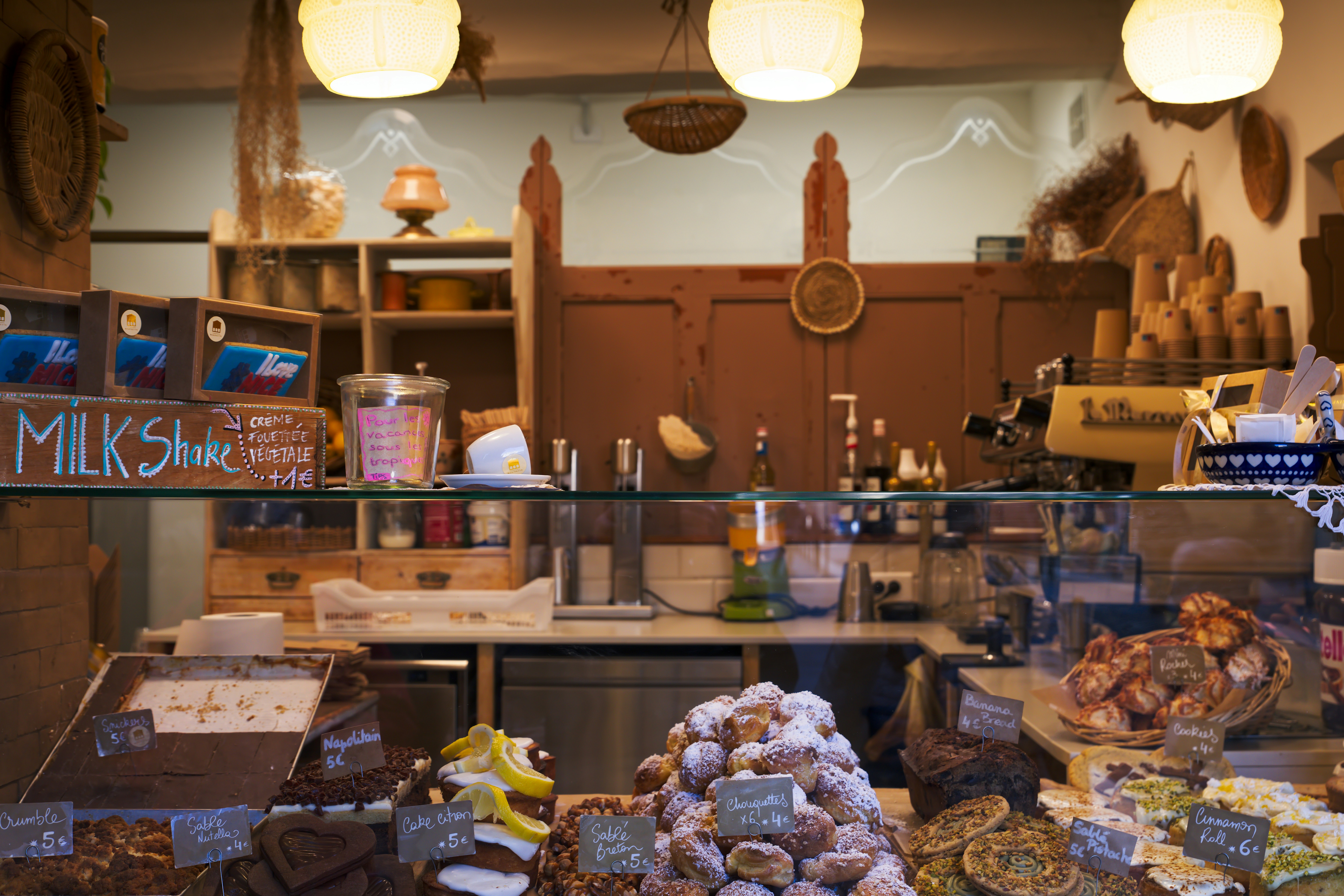 Comptoir de boulangerie douillet avec pâtisseries et douceurs