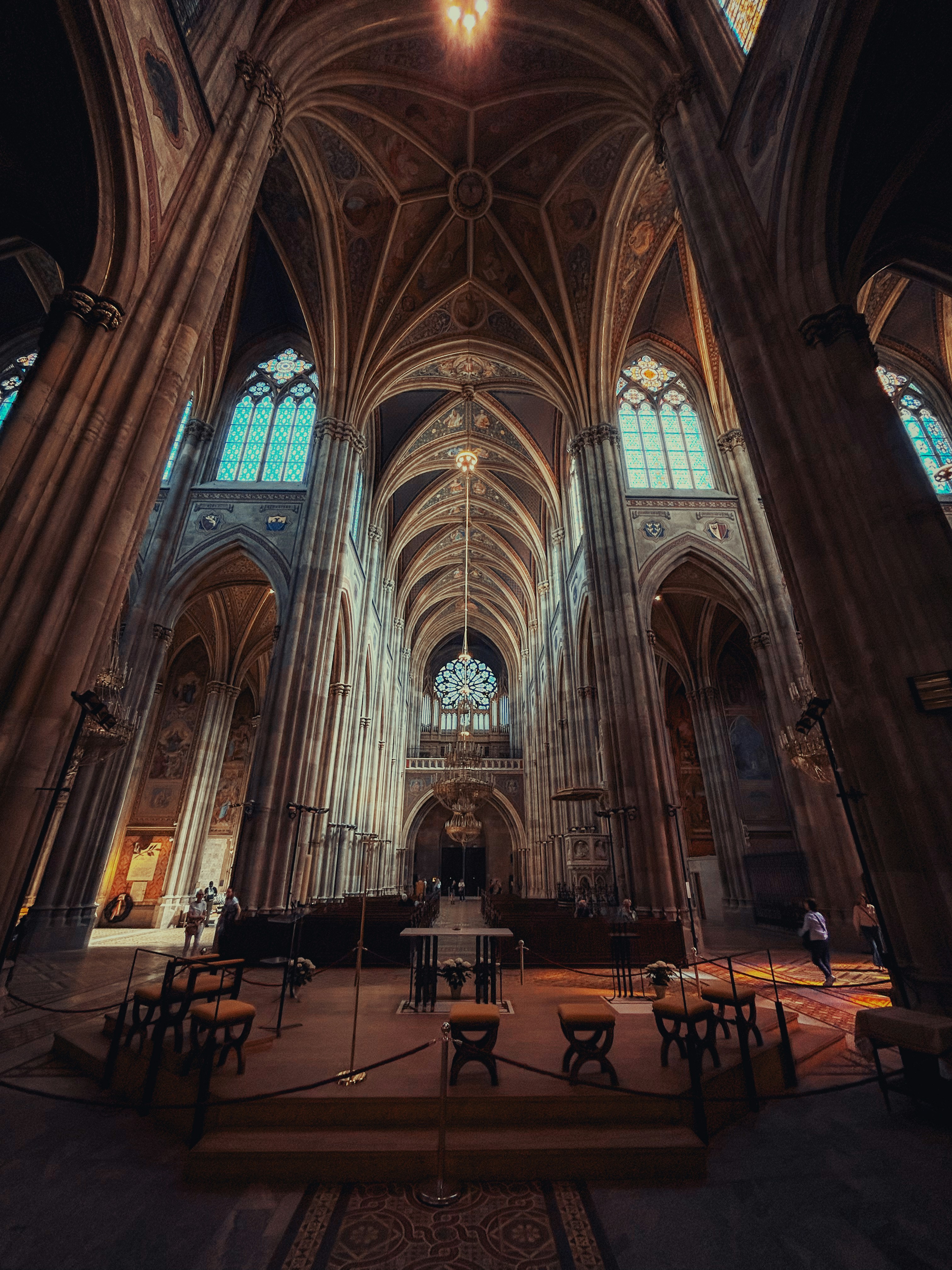 Großes Interieur einer gotischen Kathedrale mit hohen Bogendecken.