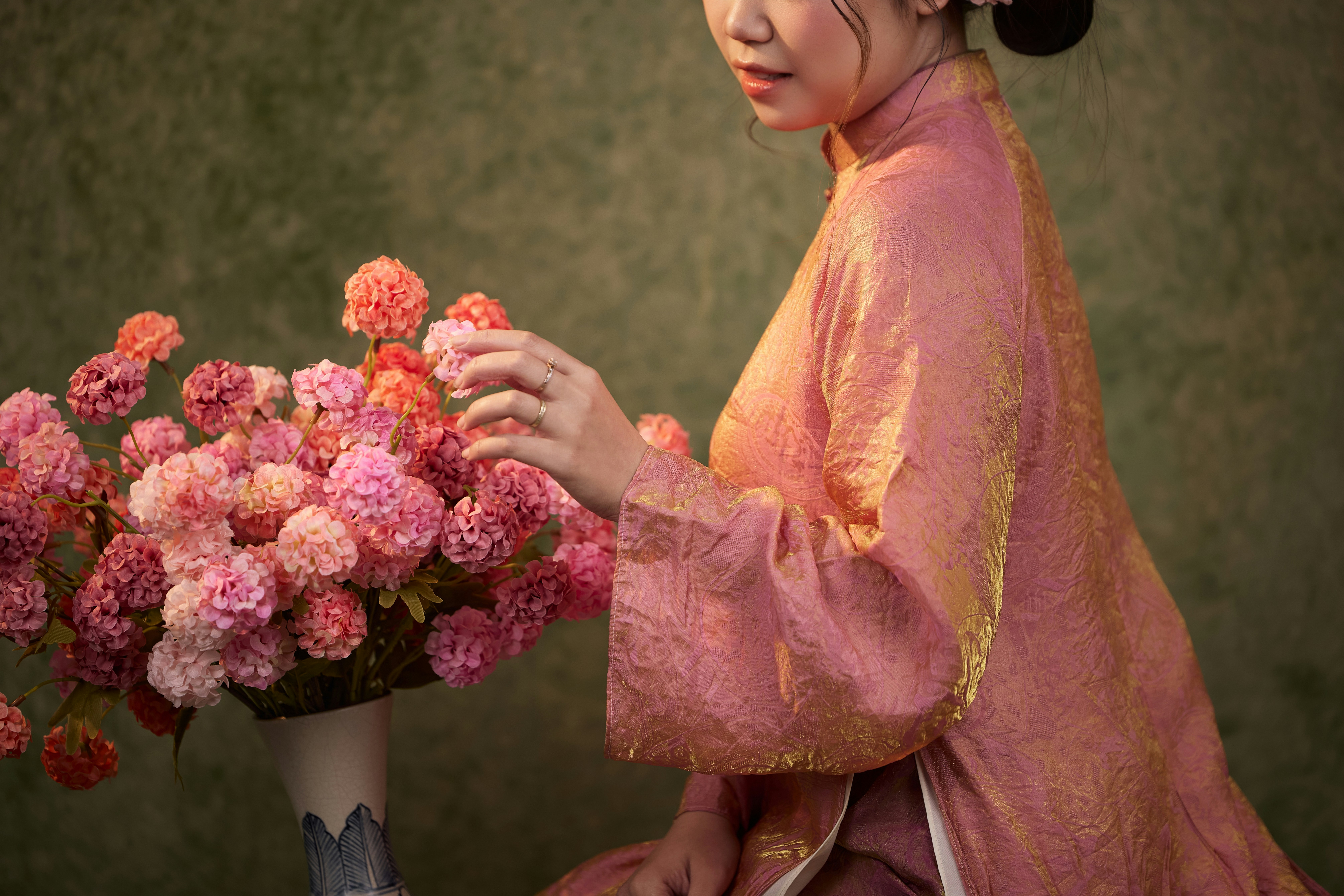 Mujer con vestido rosa y ramo de flores rosas