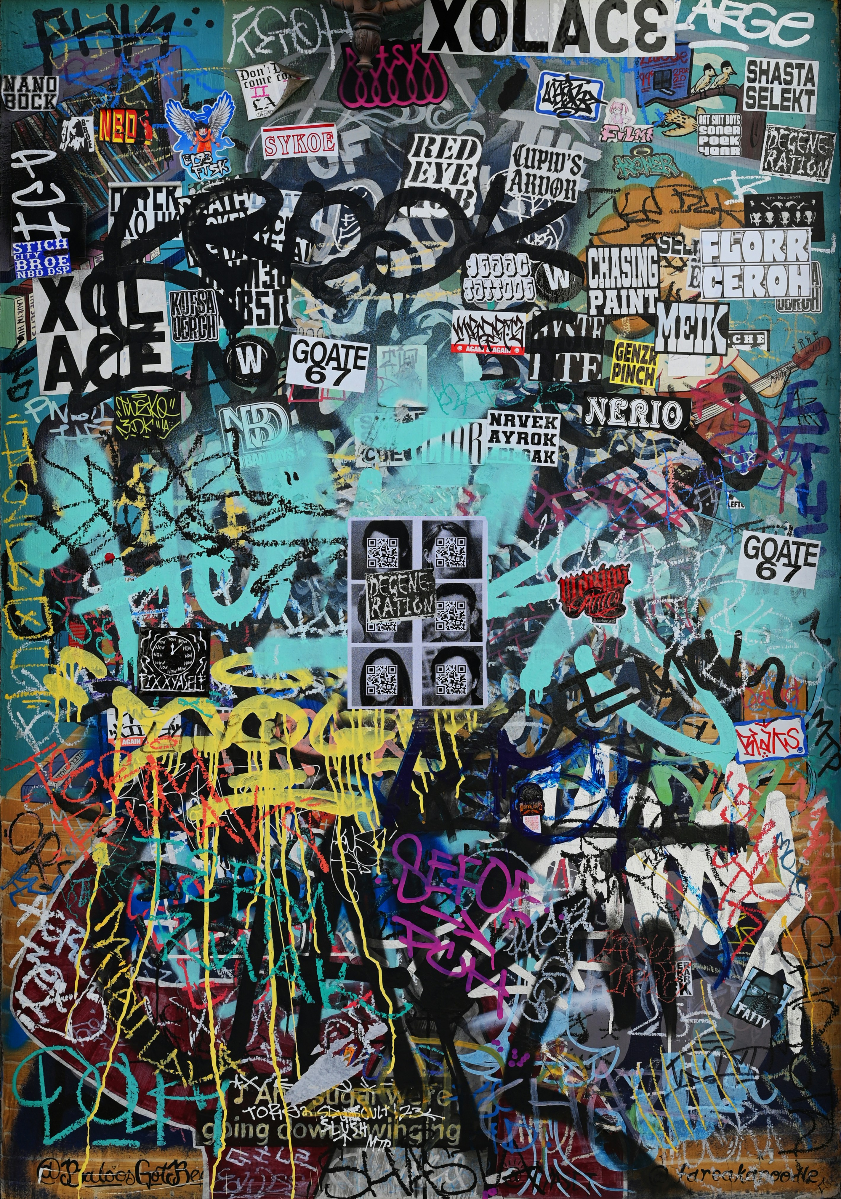 Un collage di graffiti e adesivi su un muro.