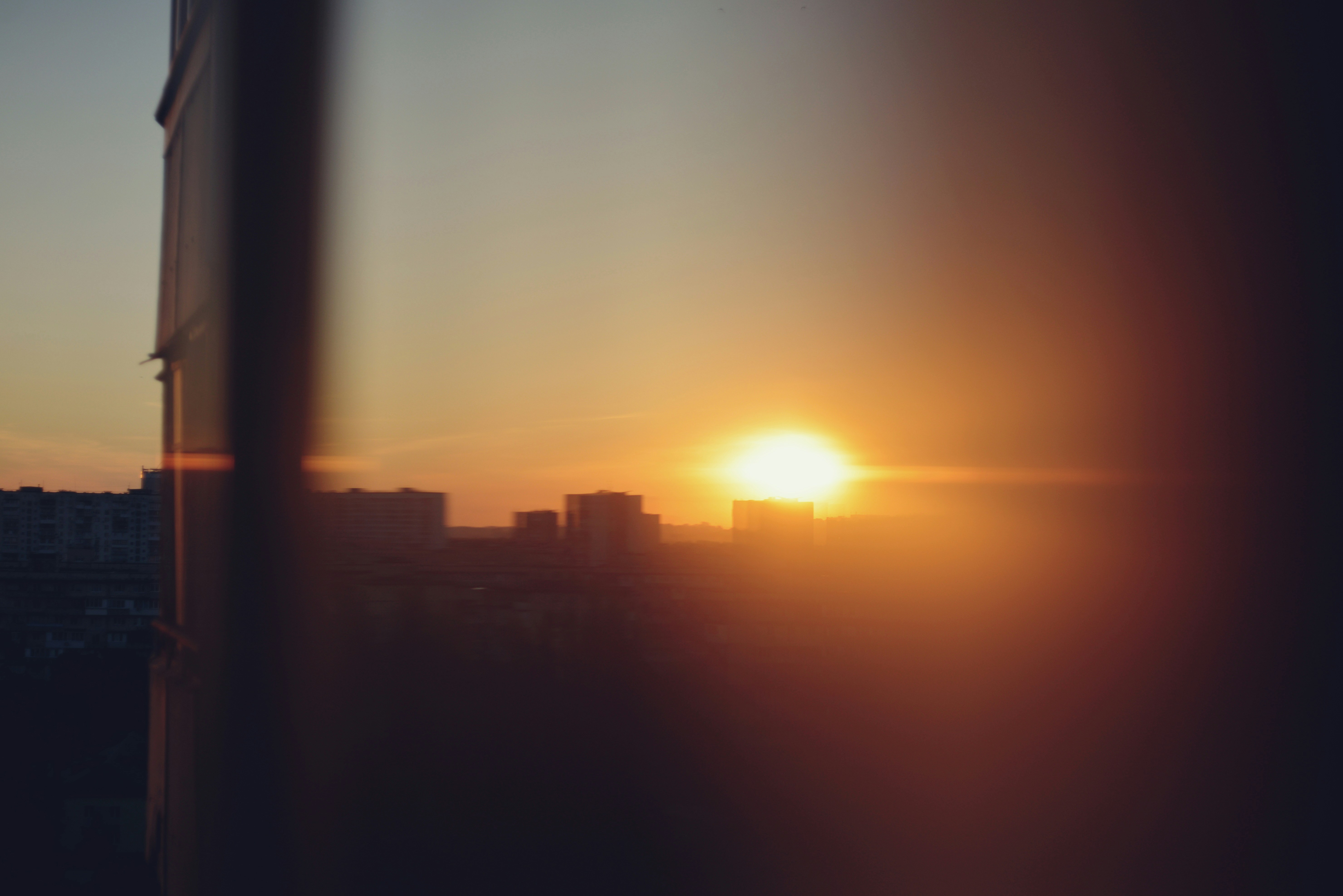 Tramontare sugli edifici cittadini con lens flare