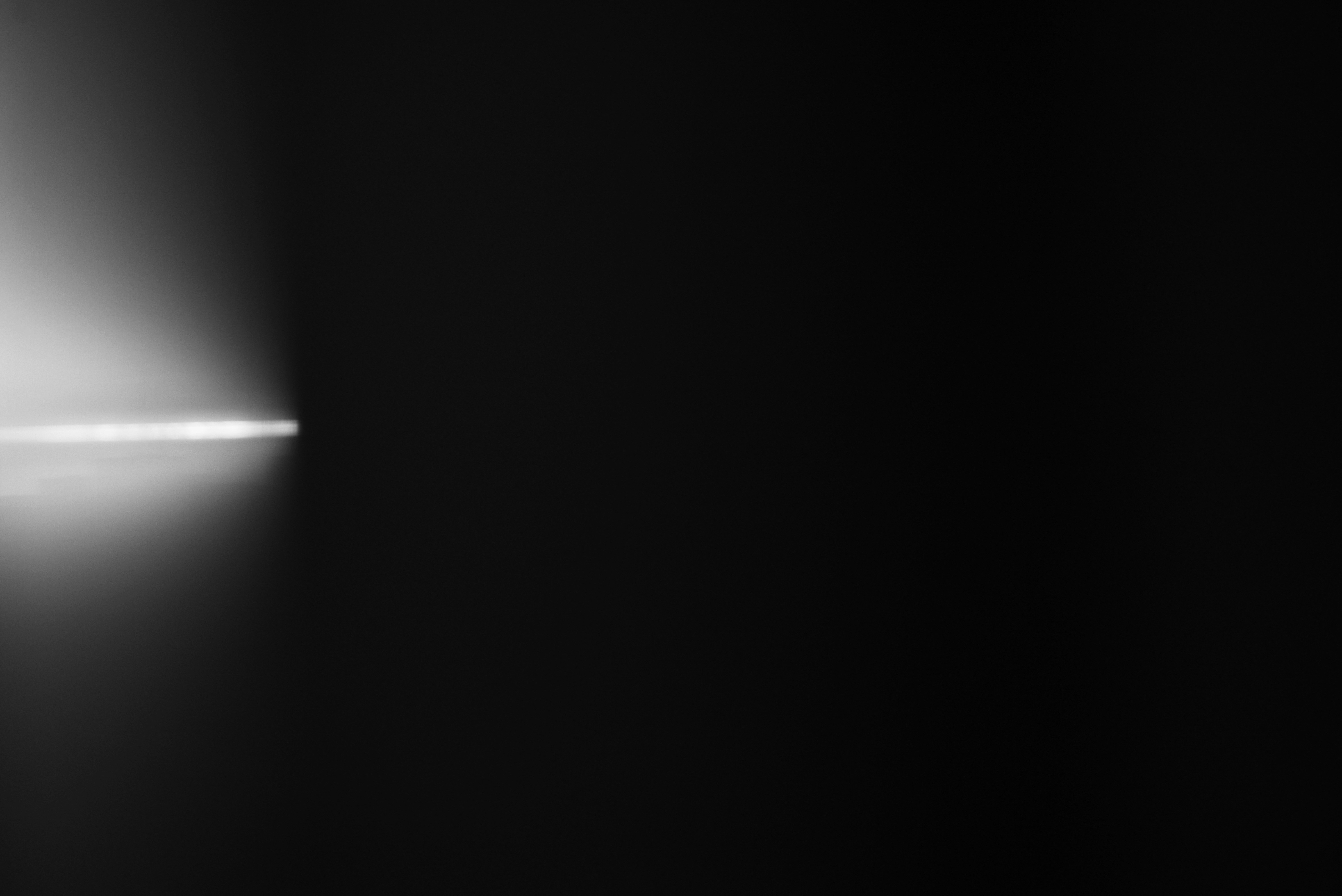 Fascio di luce intenso su fondo scuro