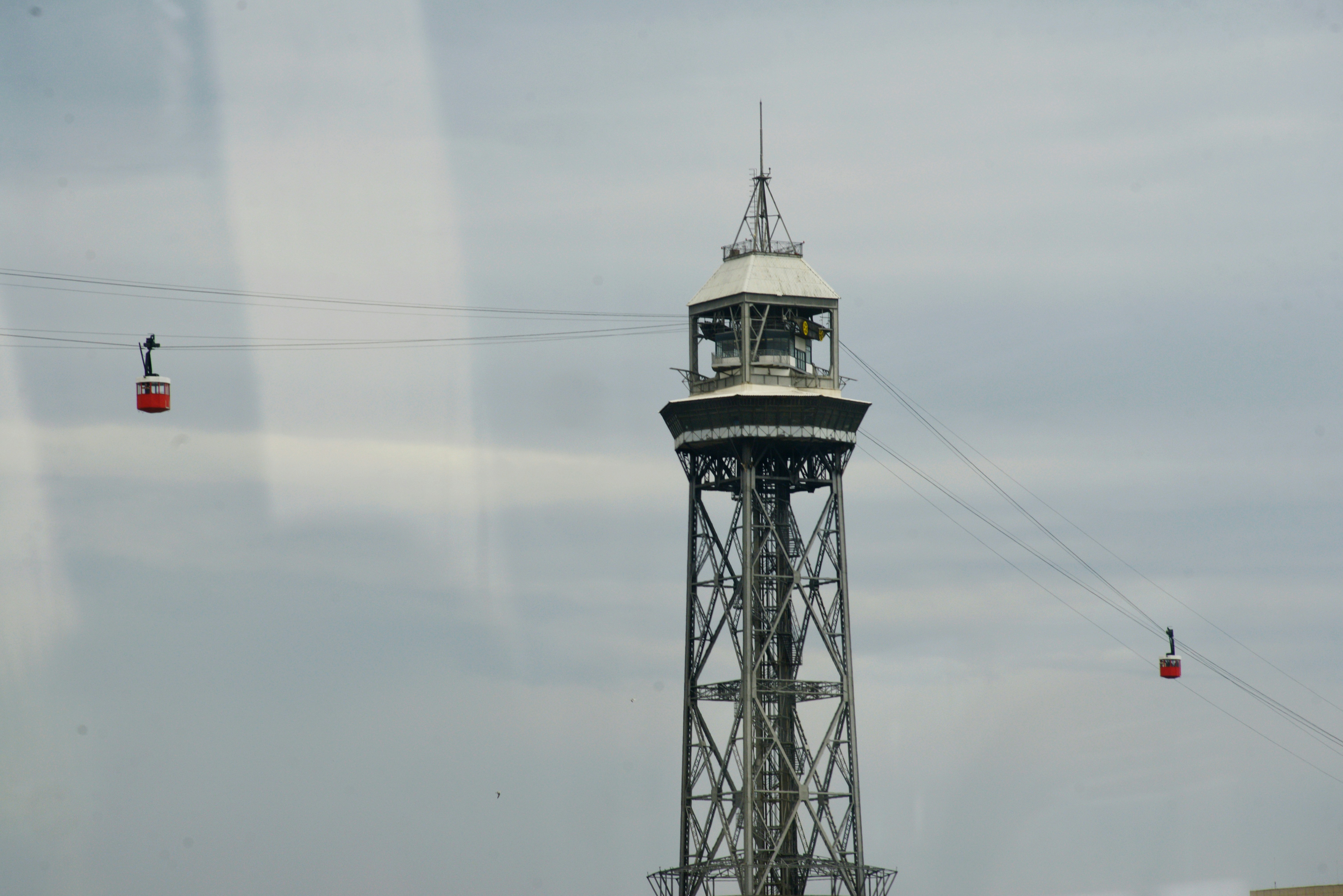 Le funivie salgono su una torre sotto un cielo nuvoloso