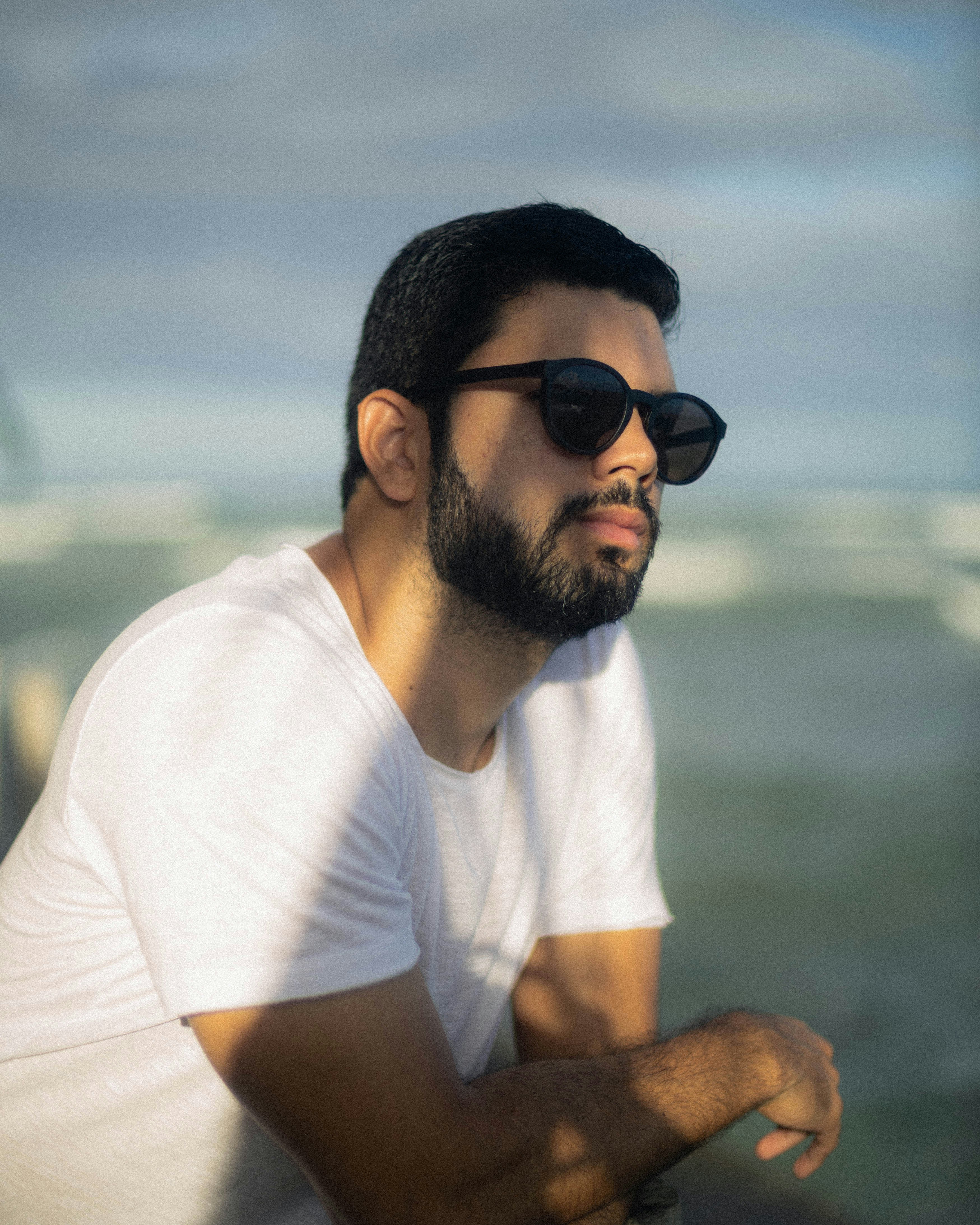 Hombre con gafas de sol mirando al océano