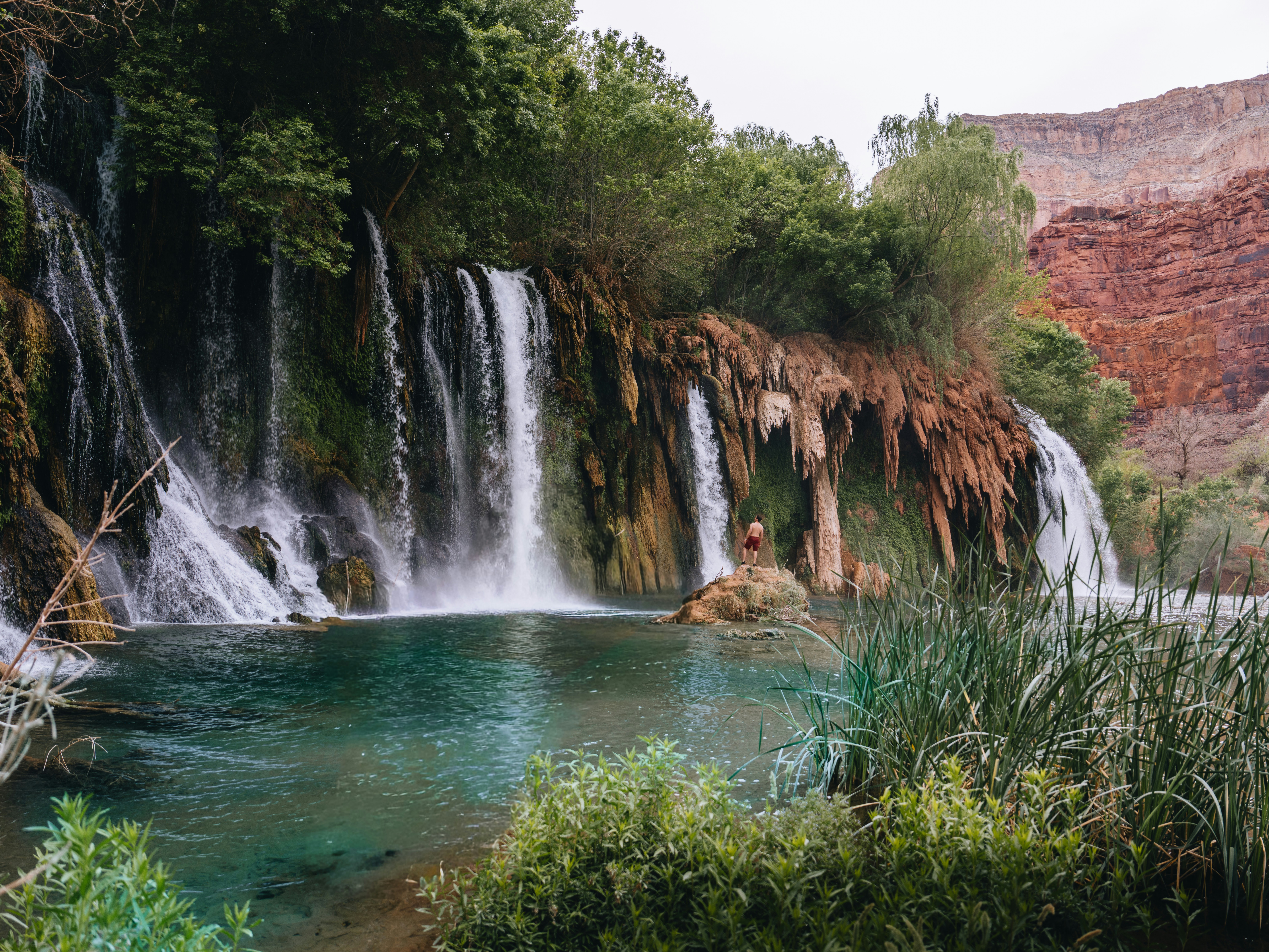 Cascate che scorrono in una piscina azzurra e limpida.