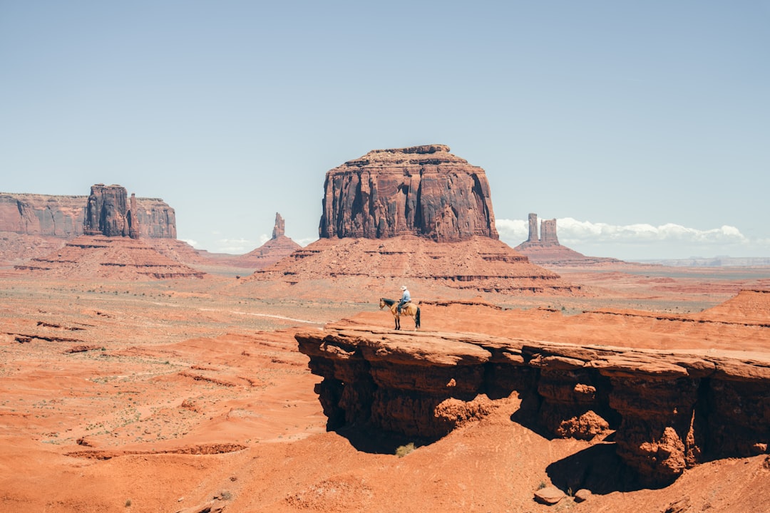 lone-figure-stands-on-cliff-edge-in-monument-valley--jkJGTgT_3o.png