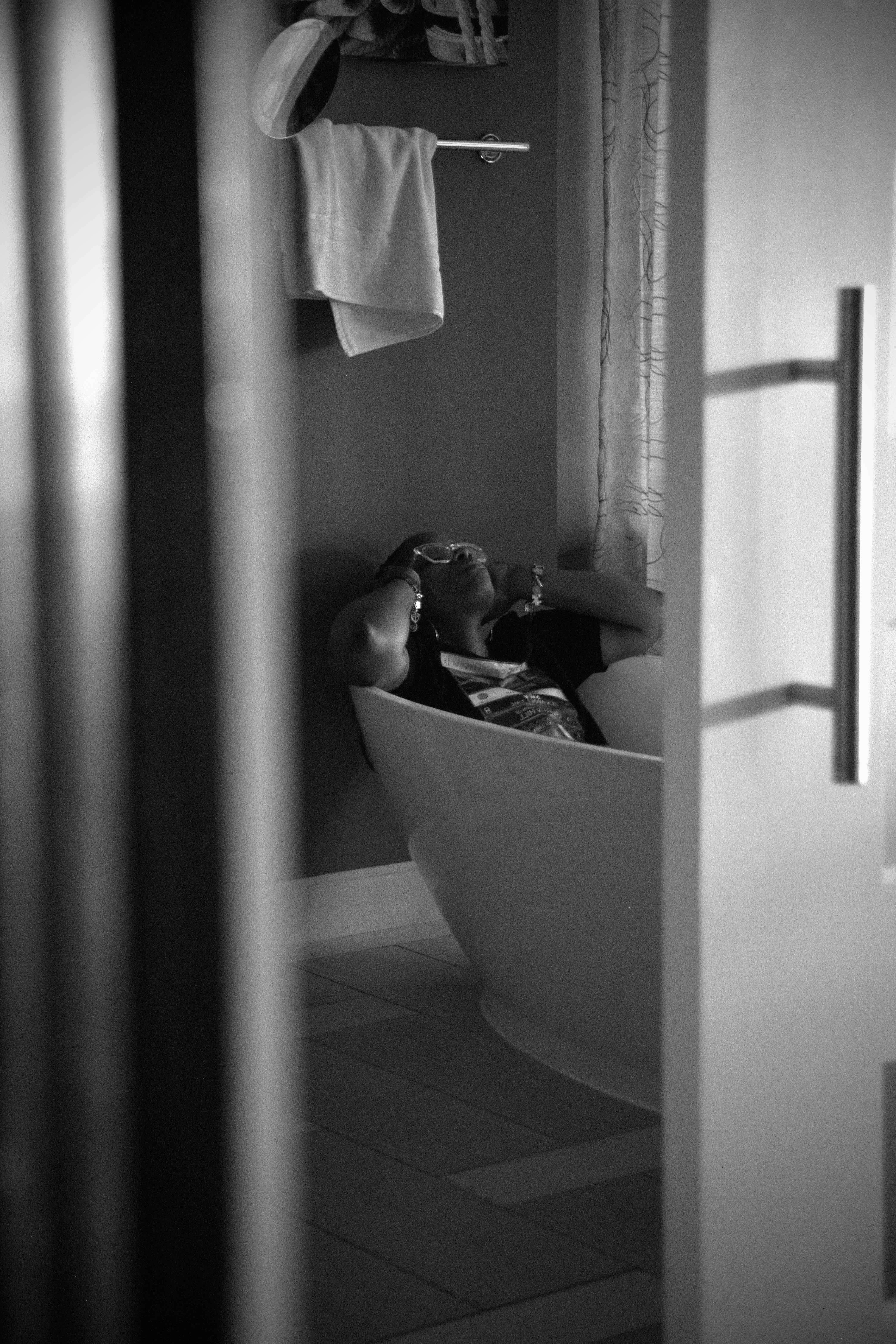 Una persona se relaja en una bañera con los auriculares puestos.