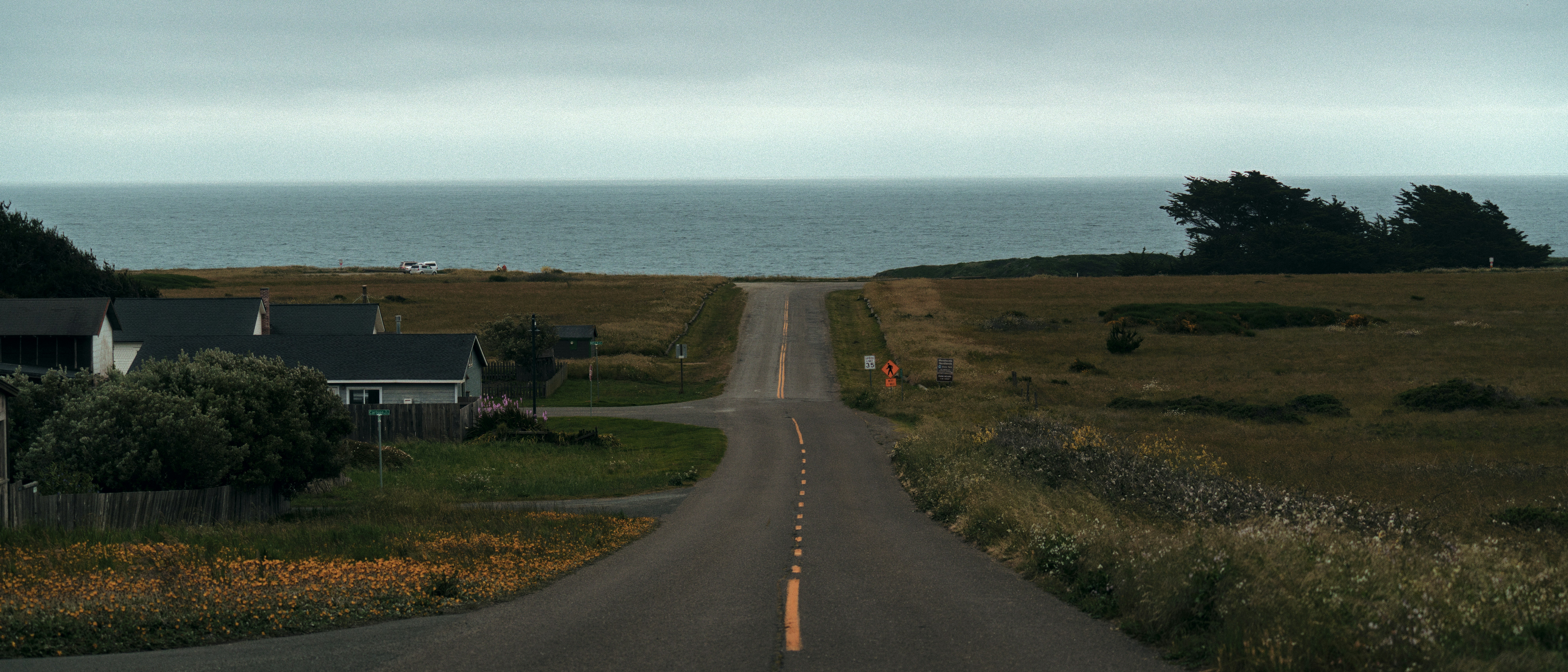 Die Straße führt zum Meer vorbei an Häusern und Feldern vorbei