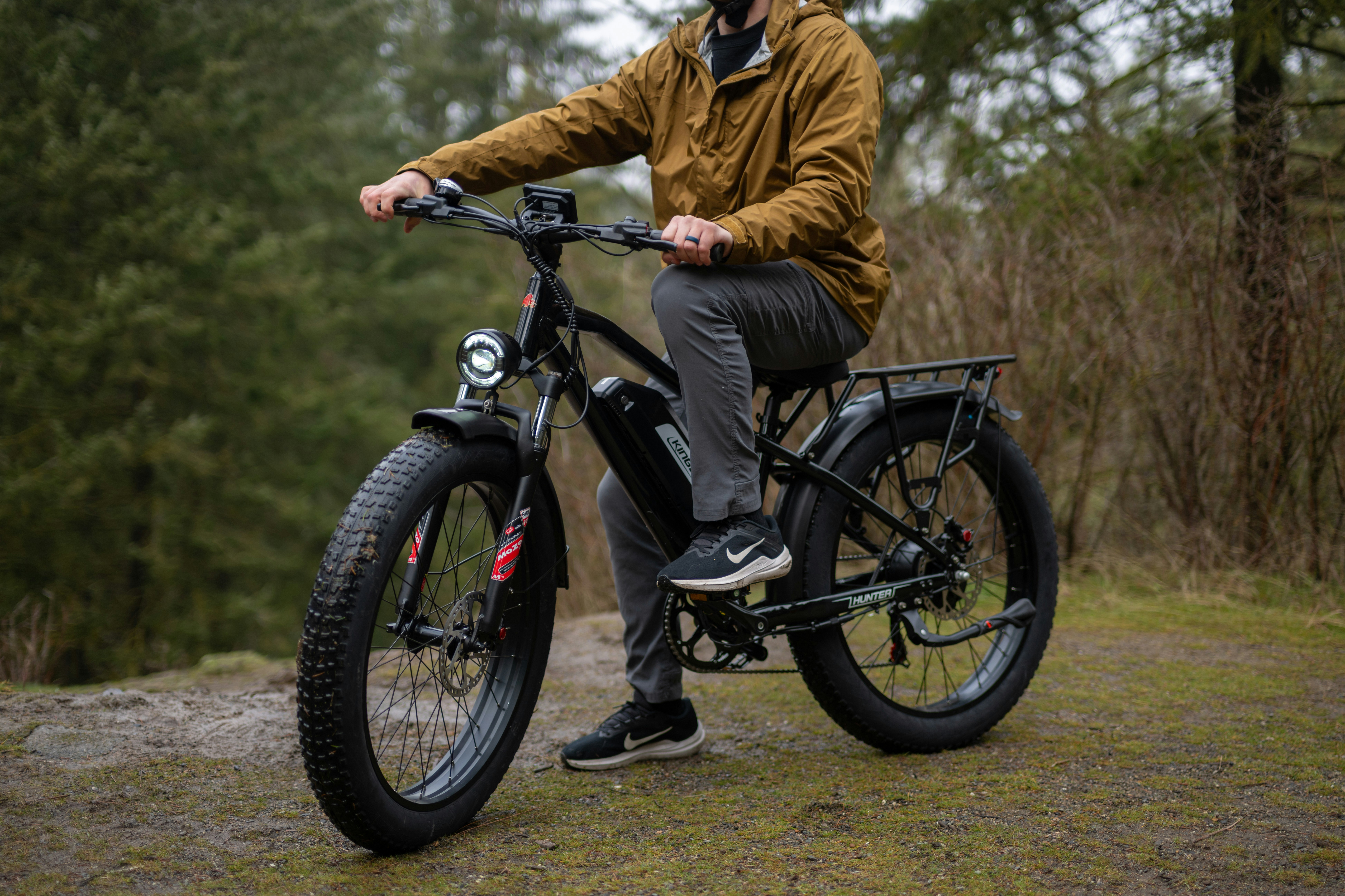 Pessoa em uma bicicleta elétrica de pneu grosso na floresta