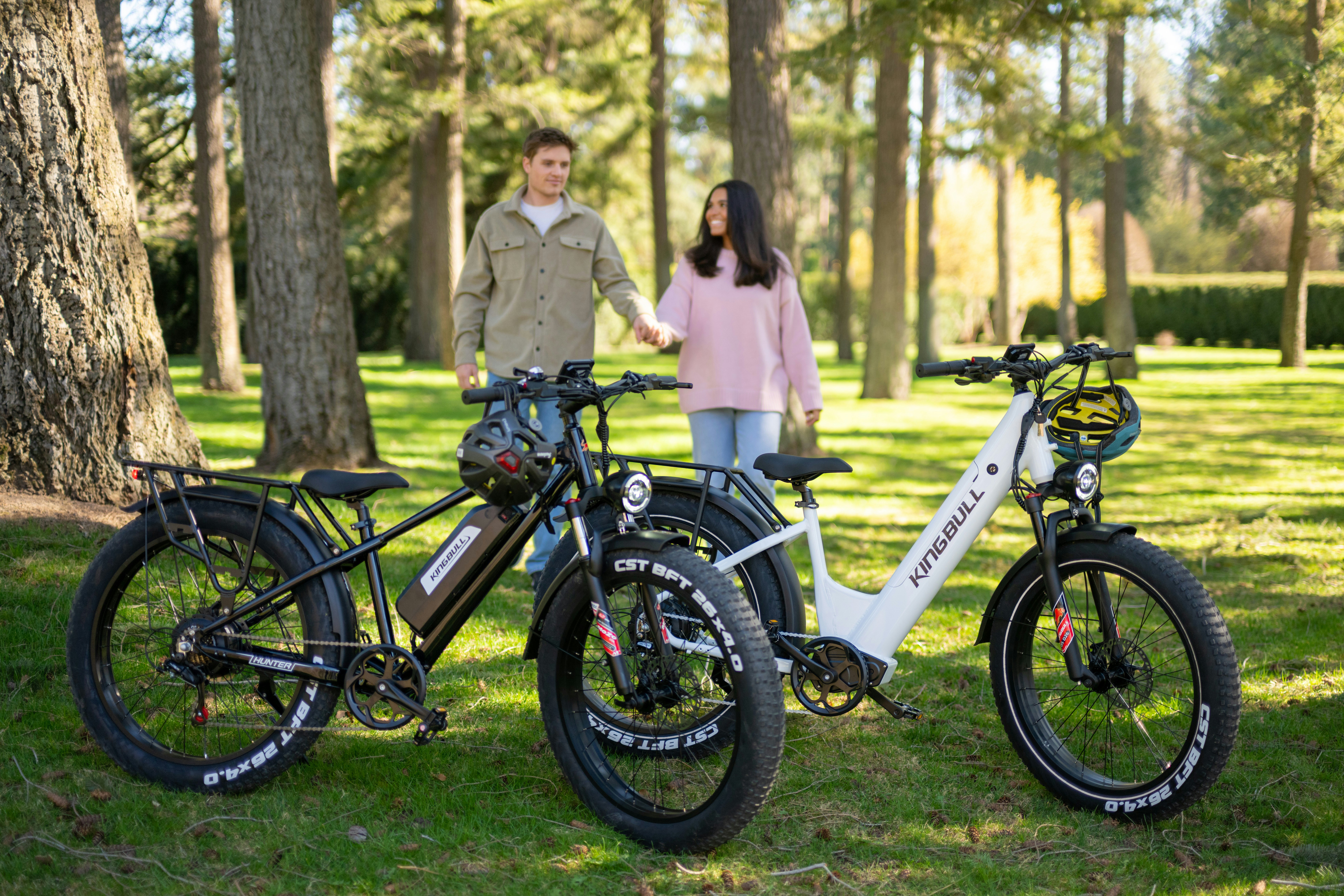 Casal com bicicletas elétricas em um parque