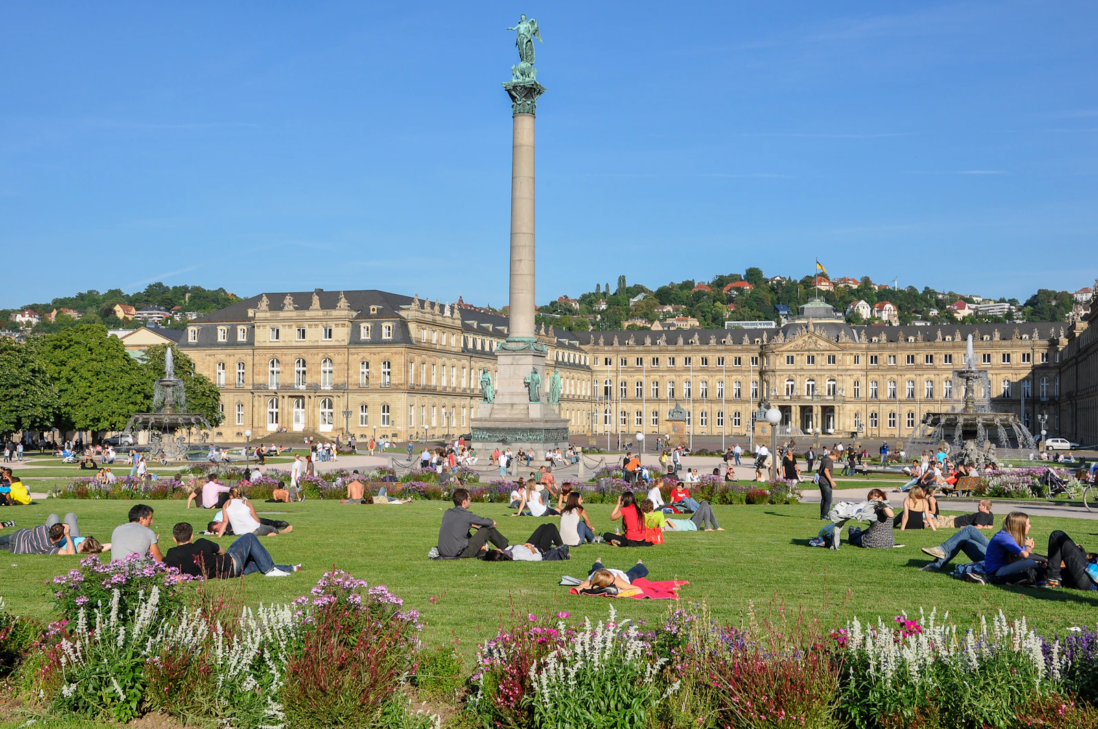 The column on Schlossplatz with the Neues Schloss behind it — Stuttgart, Germany