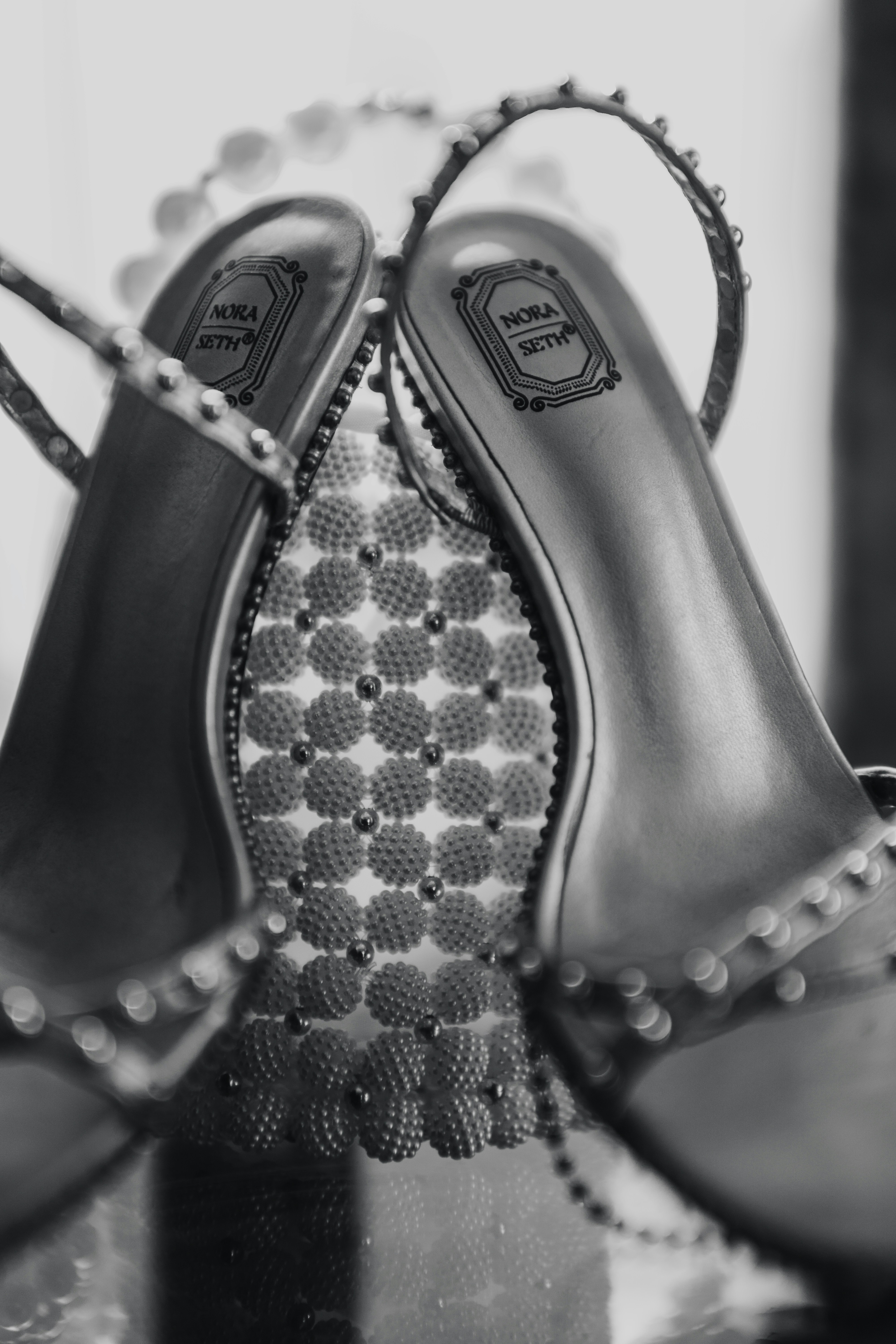 Nahaufnahme von zwei High Heels mit Nietendetails.