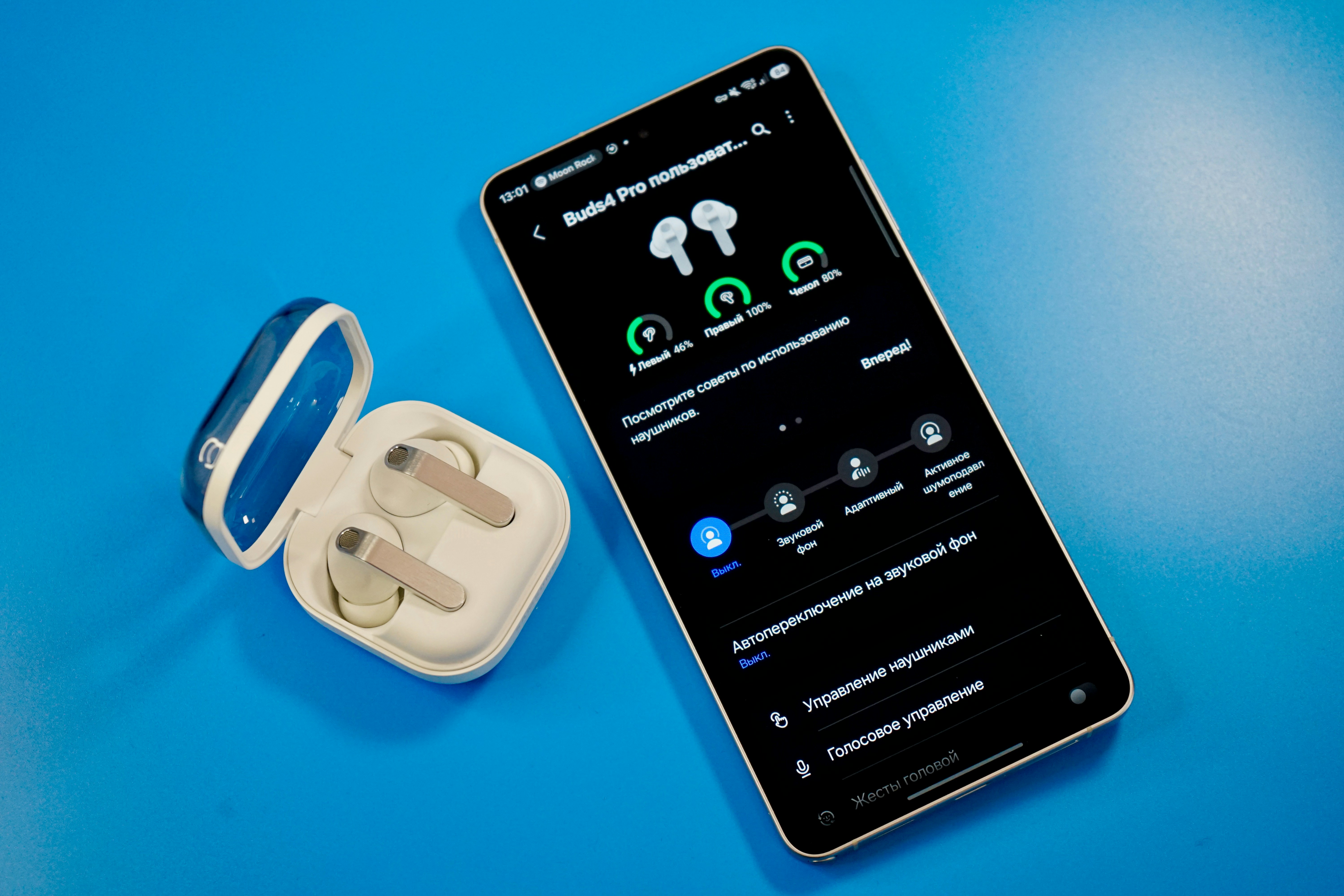 Écouteurs sans fil et smartphone sur fond bleu