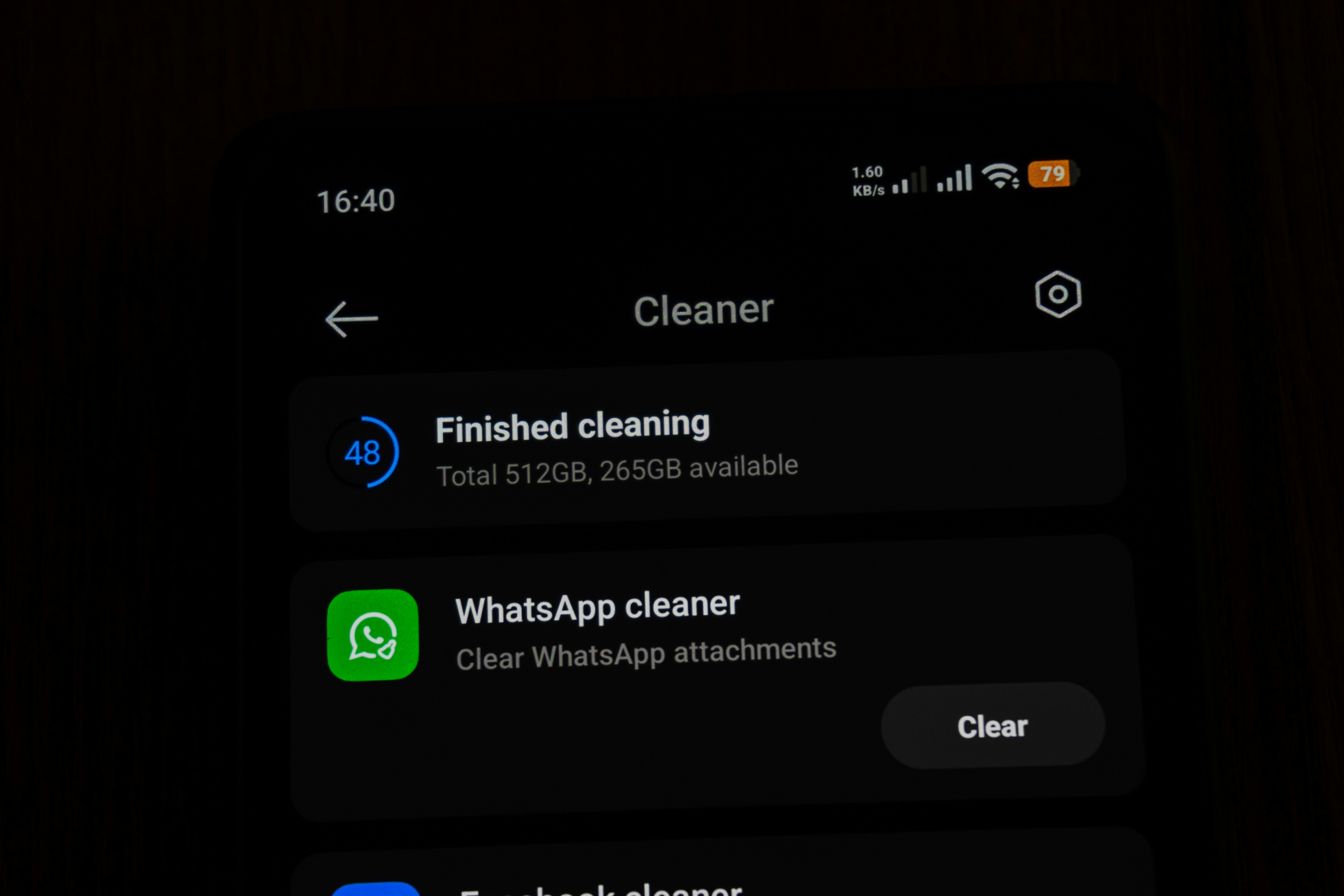 Aplikasi pembersih telepon menunjukkan pembersihan selesai dan pembersih whatsapp.