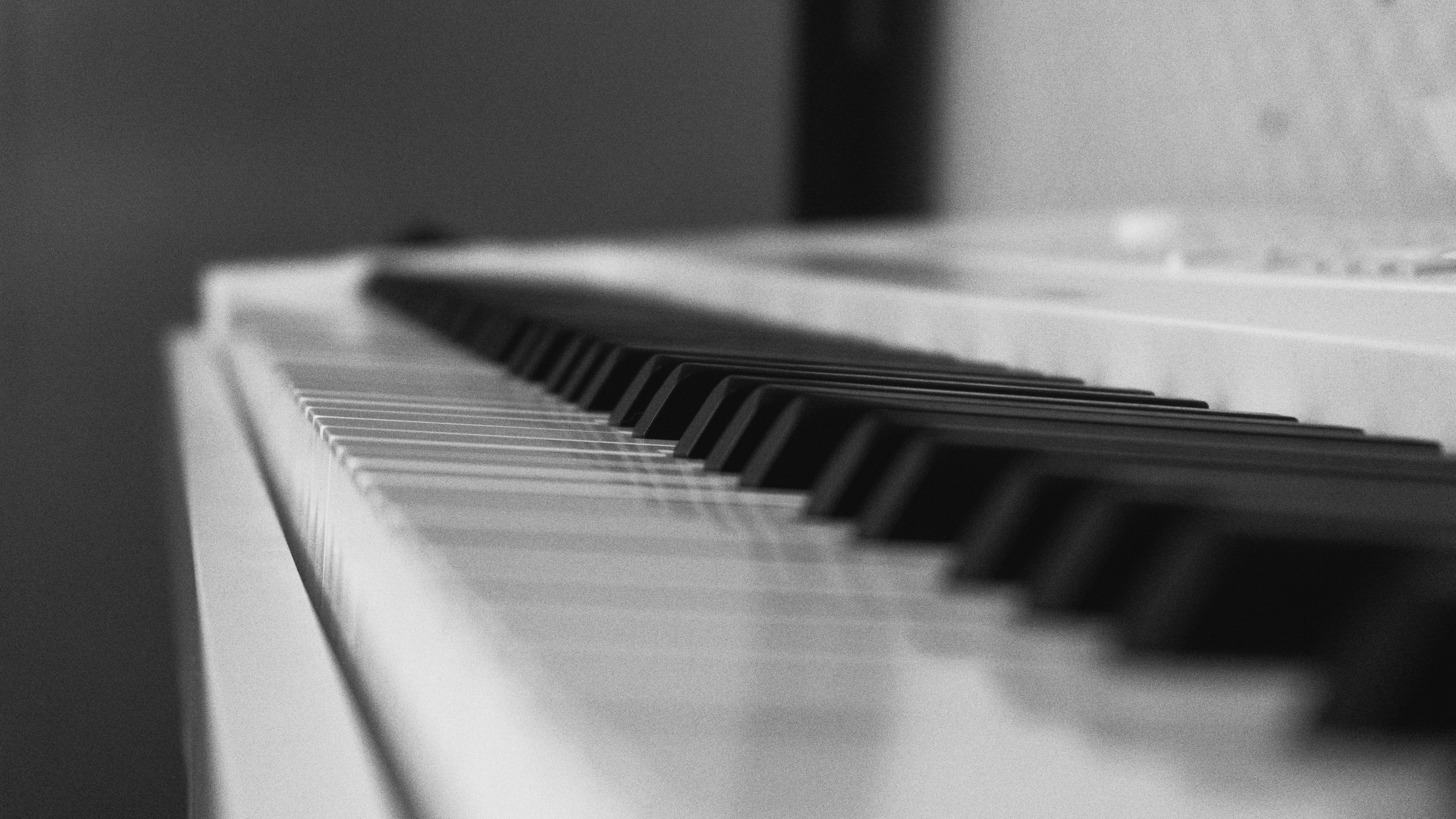 Close-up keyboard piano dalam warna hitam dan putih