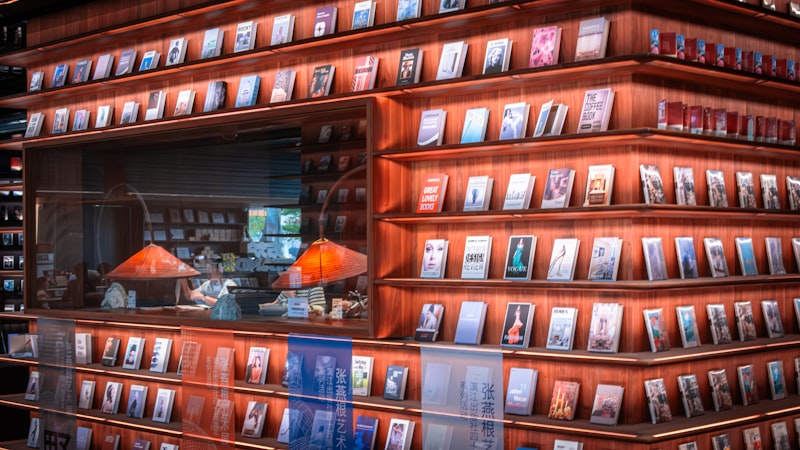 Gemütliche Leseecke mit Bücherregalen