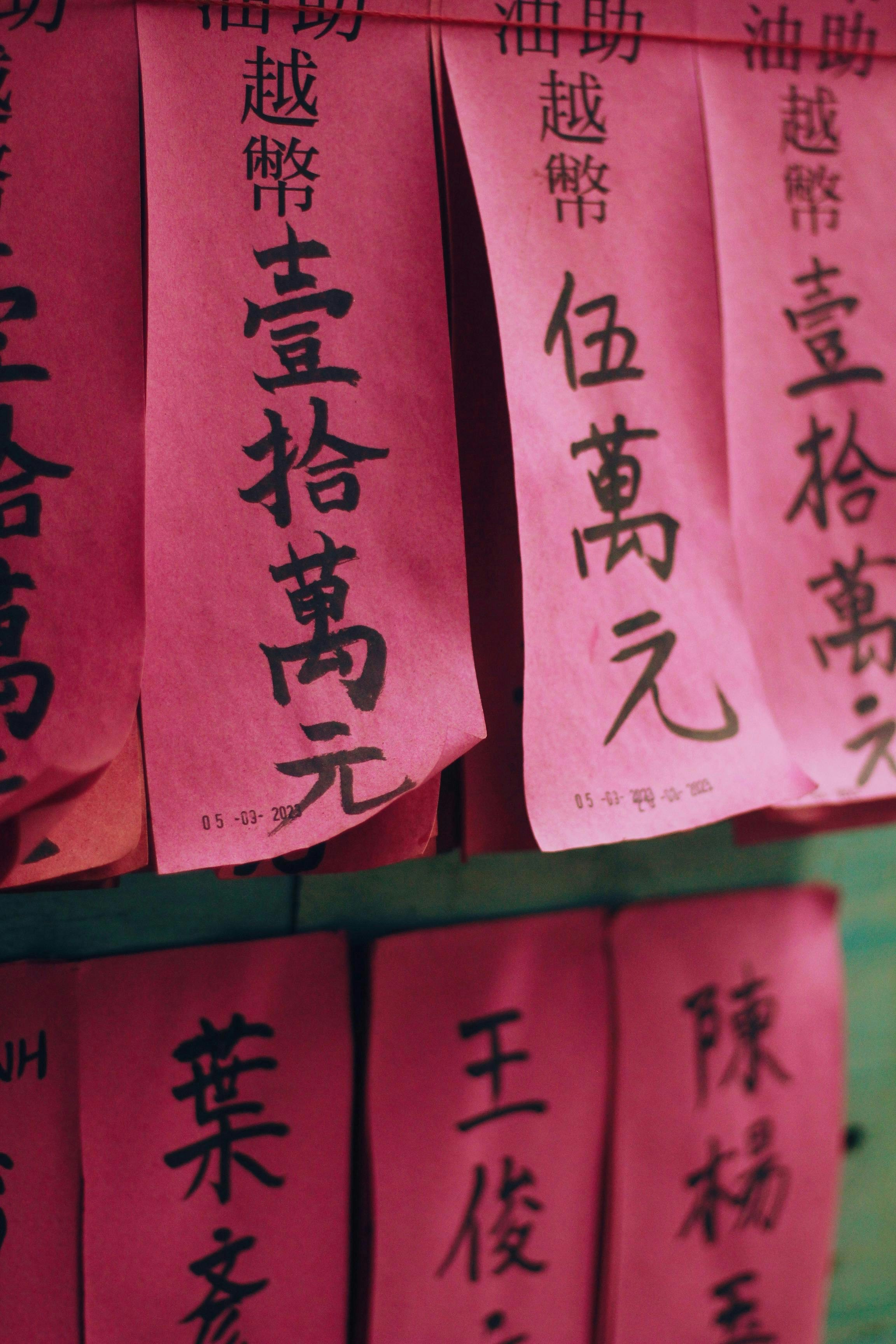 Papeles rojos con caligrafía china colgante