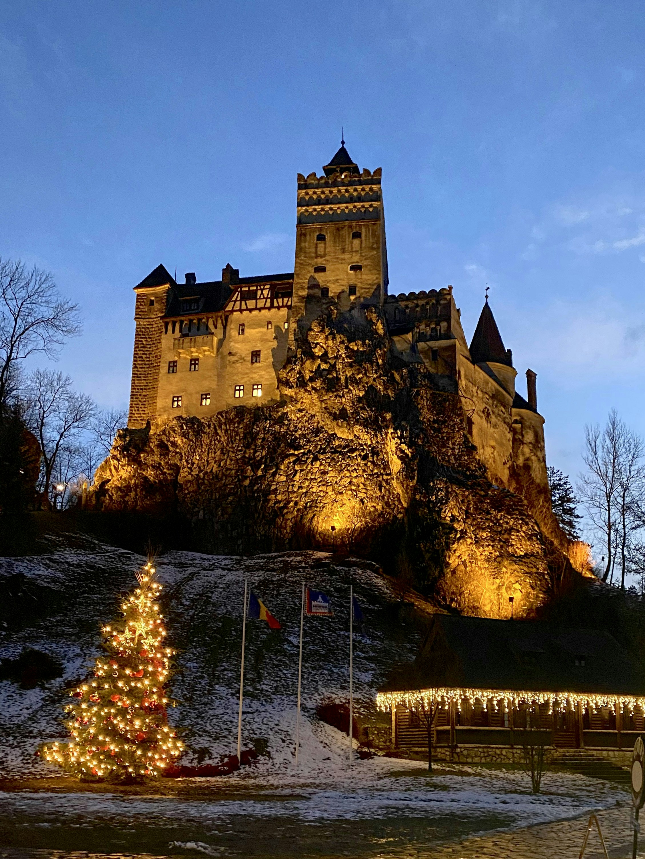Castelo em uma colina com uma árvore de Natal.