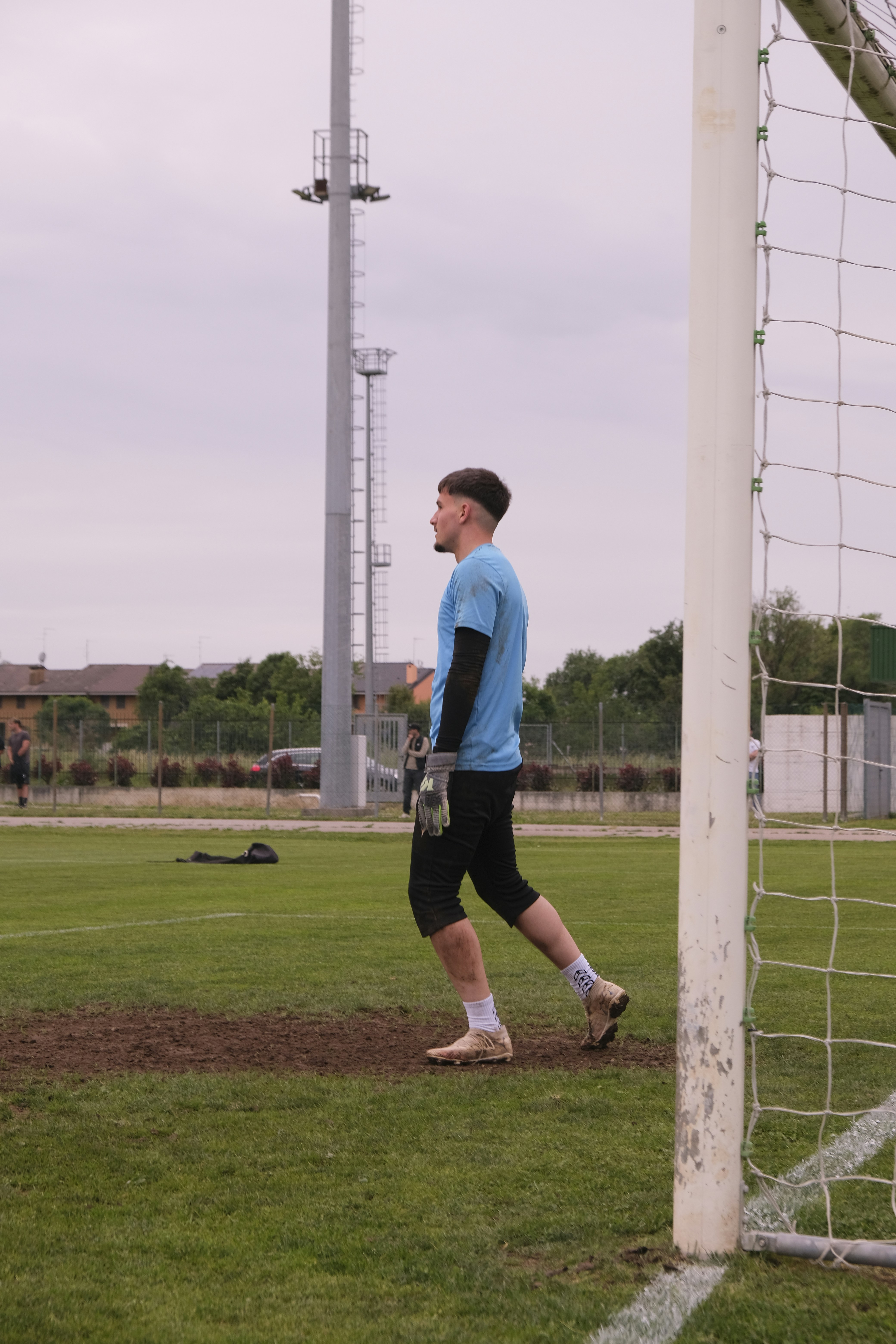 フィールドにいる男性サッカーゴールキーパー。