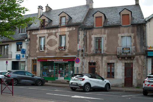 Old buildings with a "photographe" sign on the street.