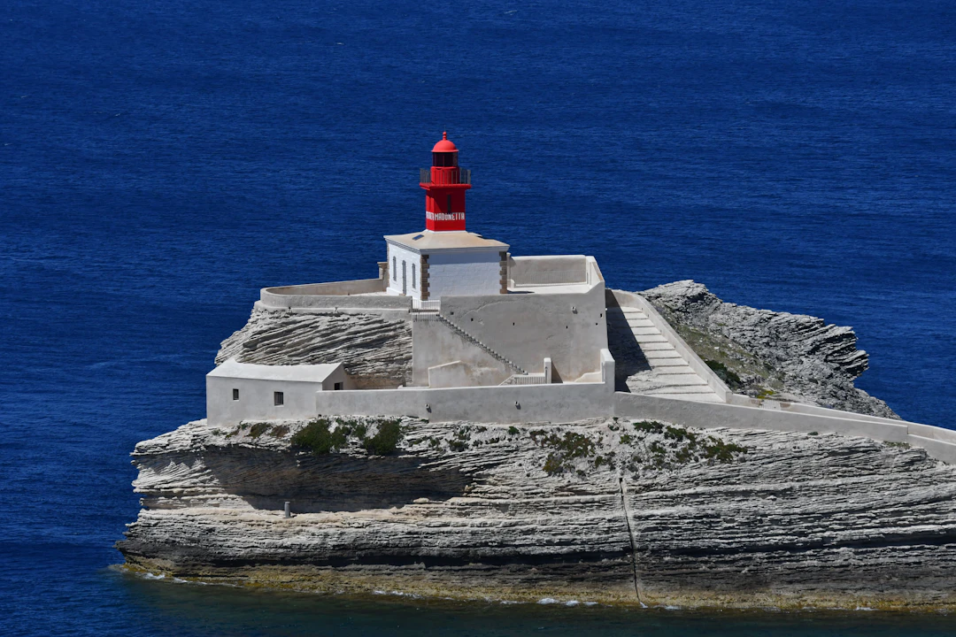 Le guide 2026 pour voyager autrement à Bonifacio : l'art de la marche lente Le guide 2026 pour voyager autrement à Bonifacio : l'art de la marche lente