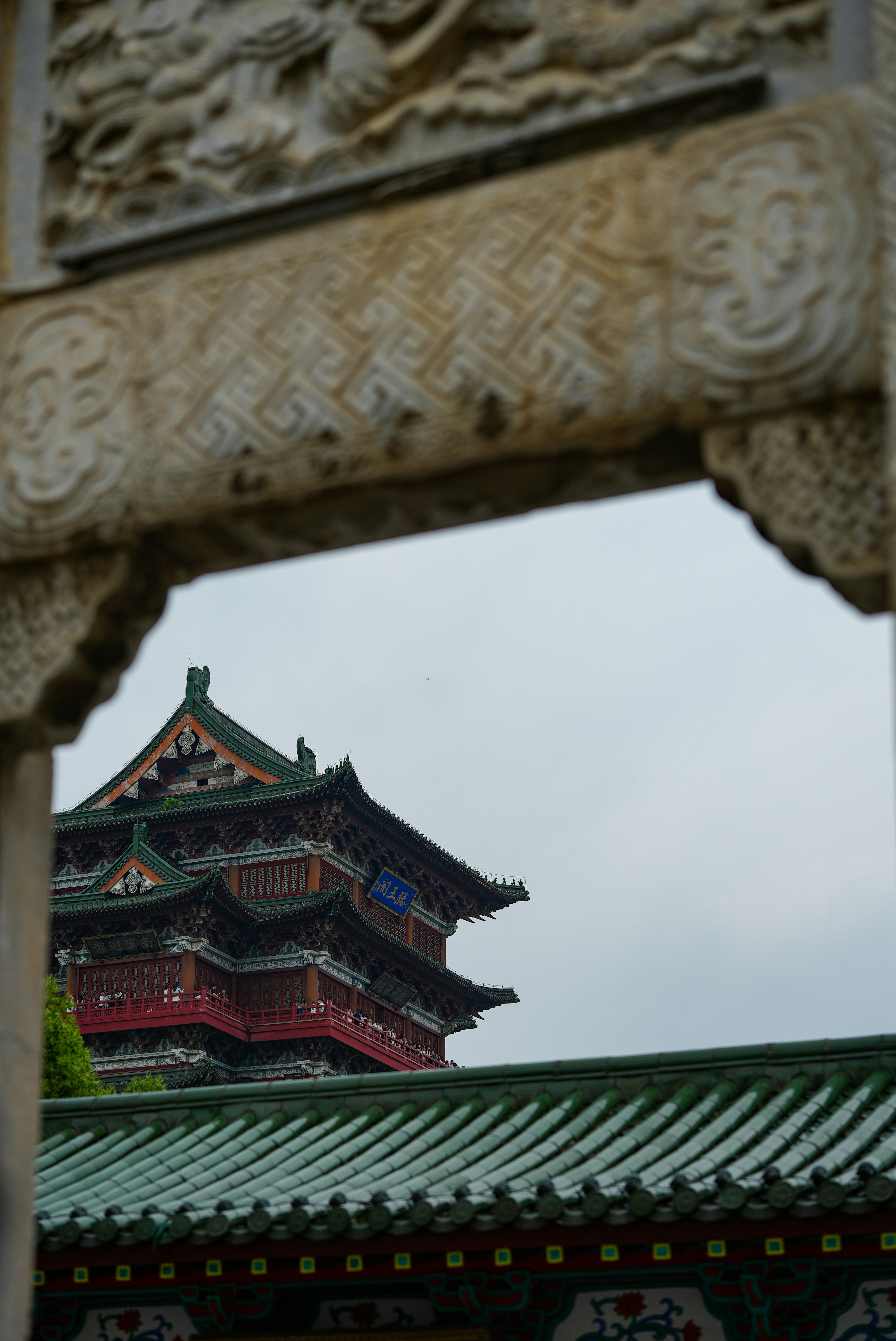 Arquitetura tradicional chinesa com detalhes ornamentados no telhado.
