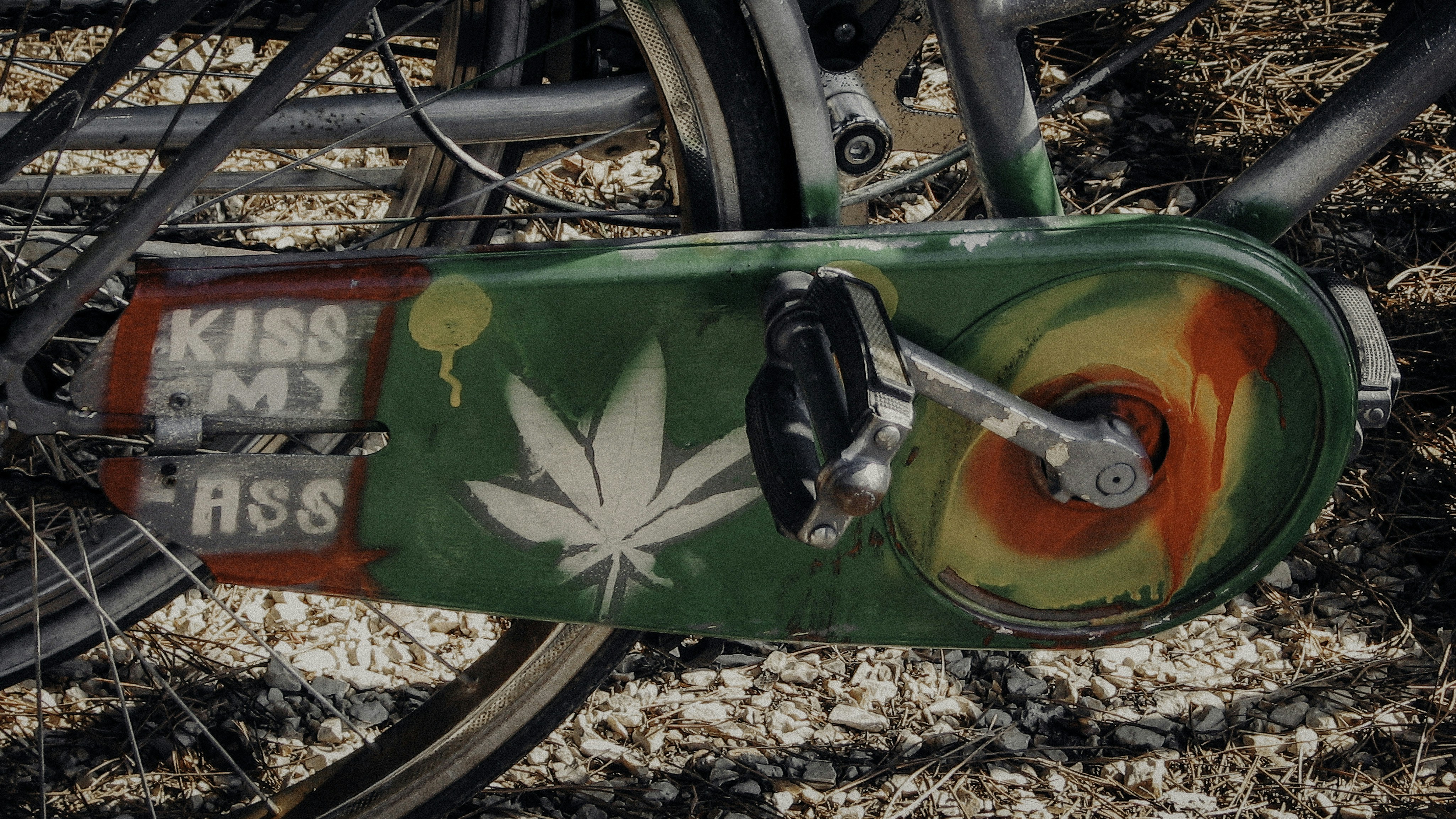 Protector de cadena de bicicleta verde con diseño de hoja de cannabis