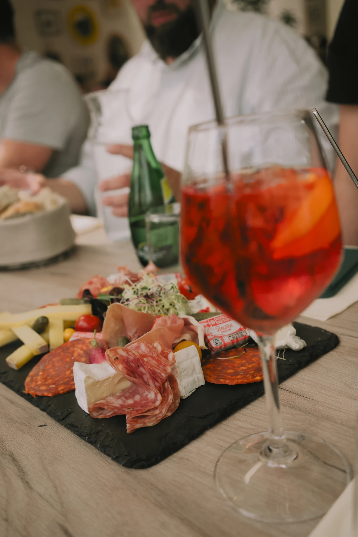 Aperitivo con cocktail e tagliere