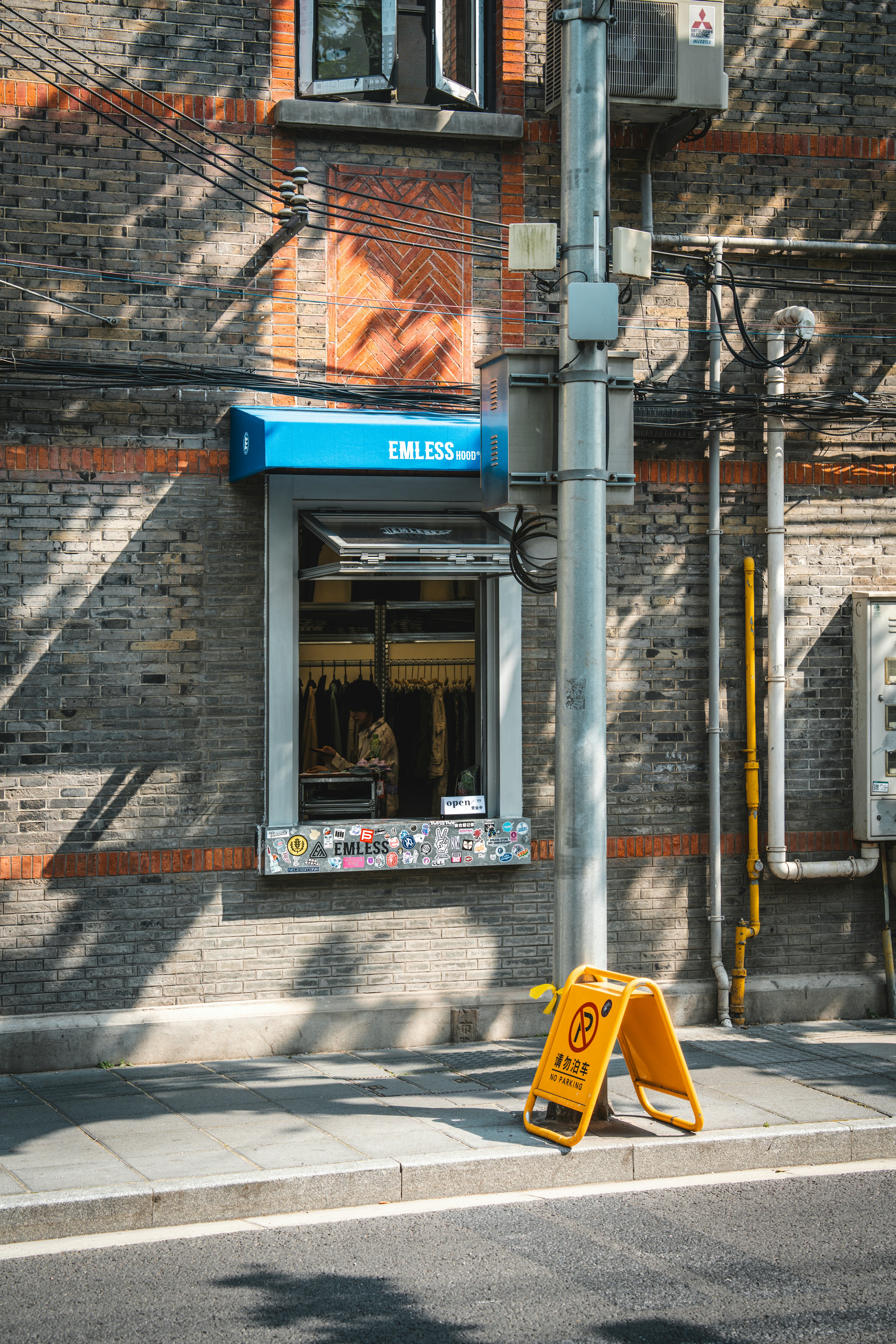 벽돌 건물에 파란 차양과 노란 간판이 있었다.