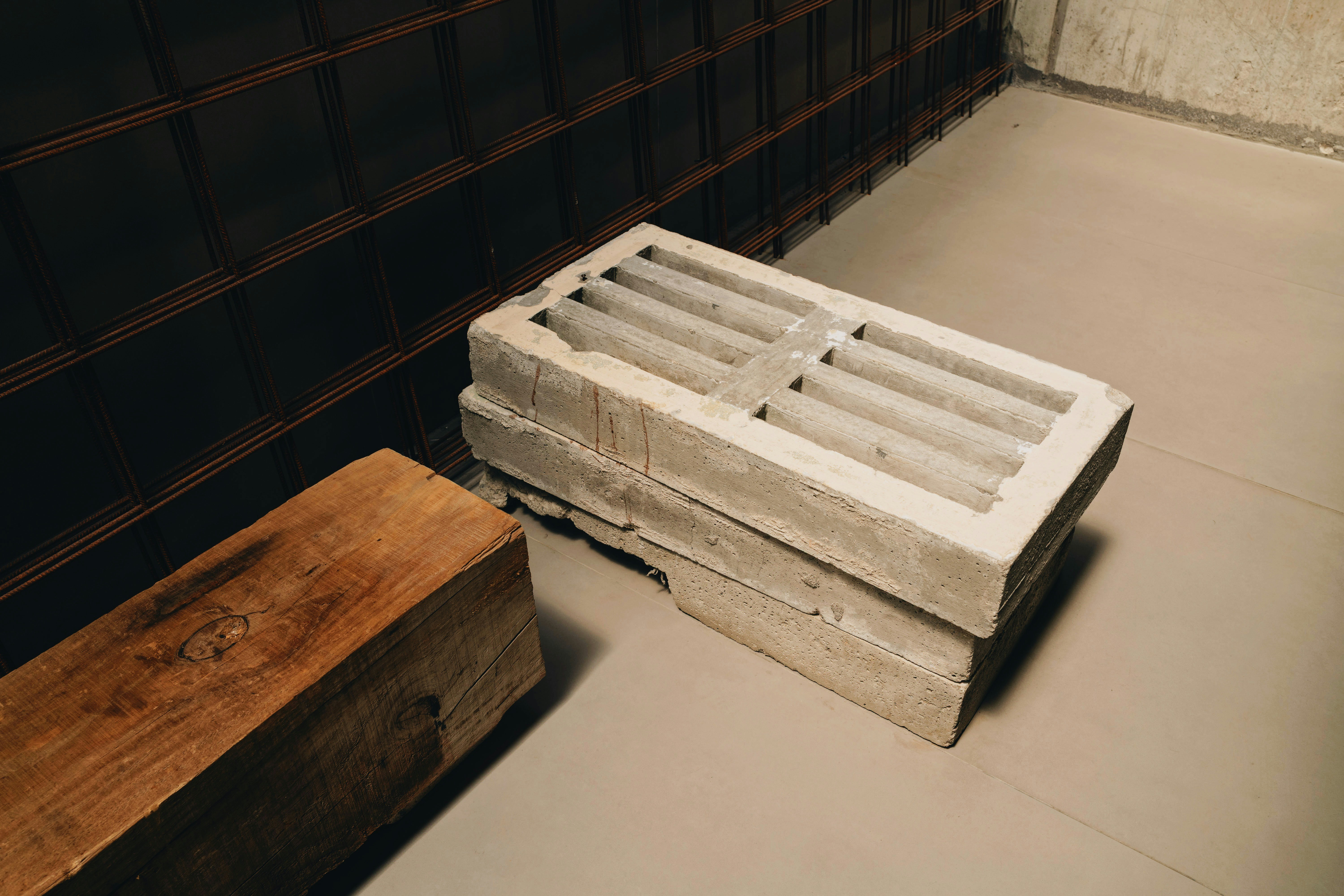 Pila di blocchi di cemento e trave di legno sul pavimento