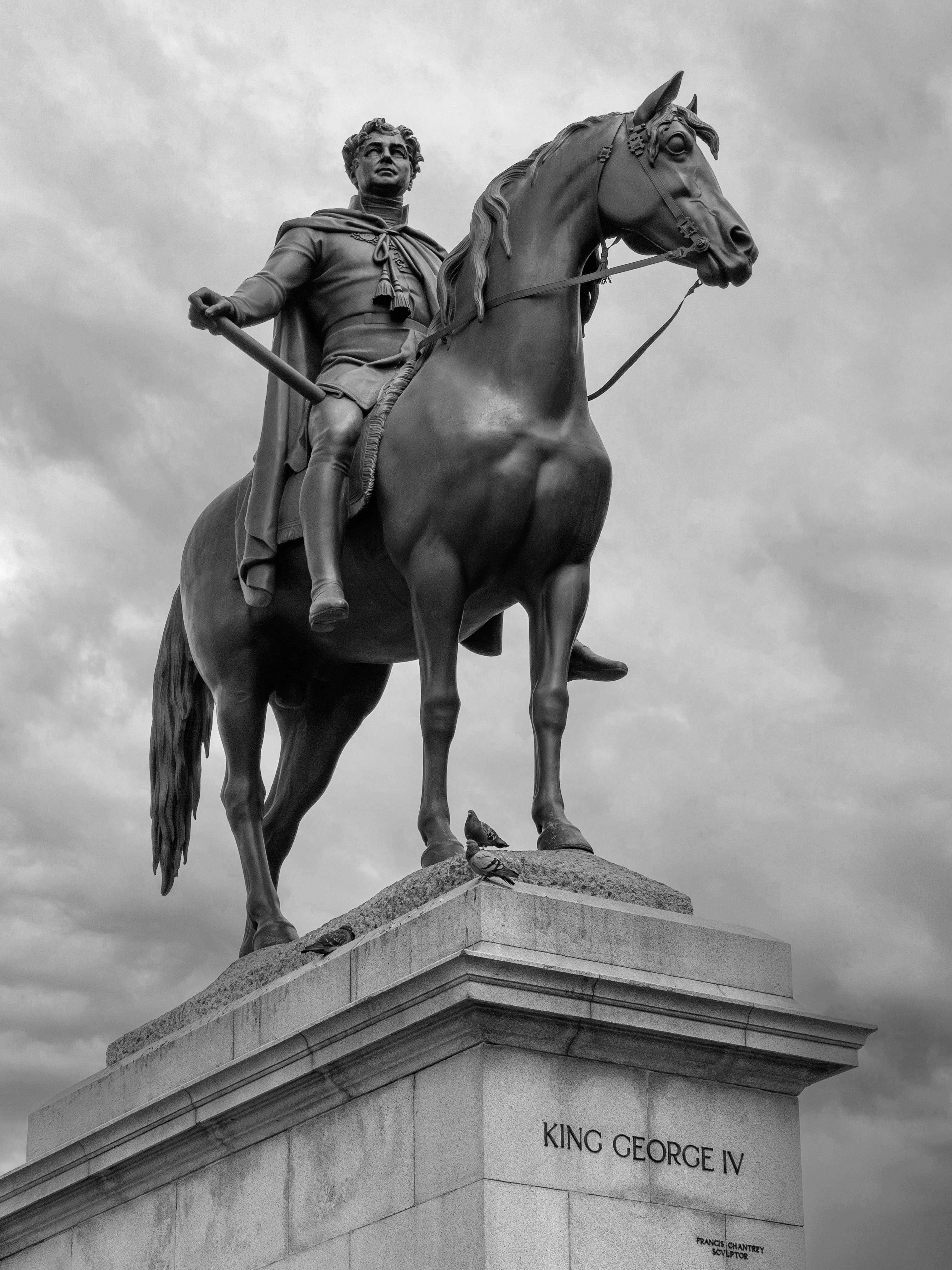 Statua equestre del re Giorgio IV contro il cielo nuvoloso