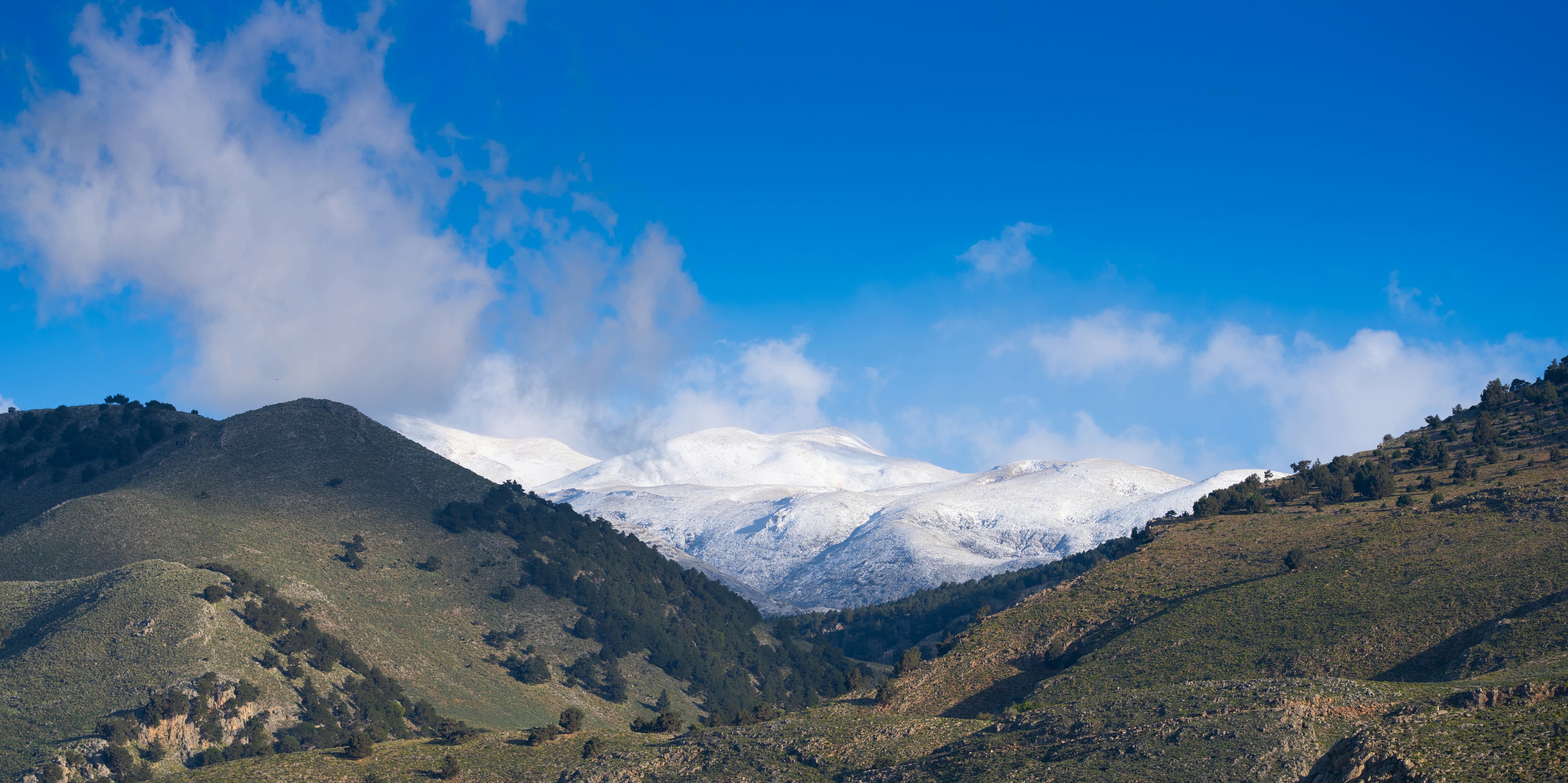 Schneebedeckte Berge unter strahlend blauem Himmel