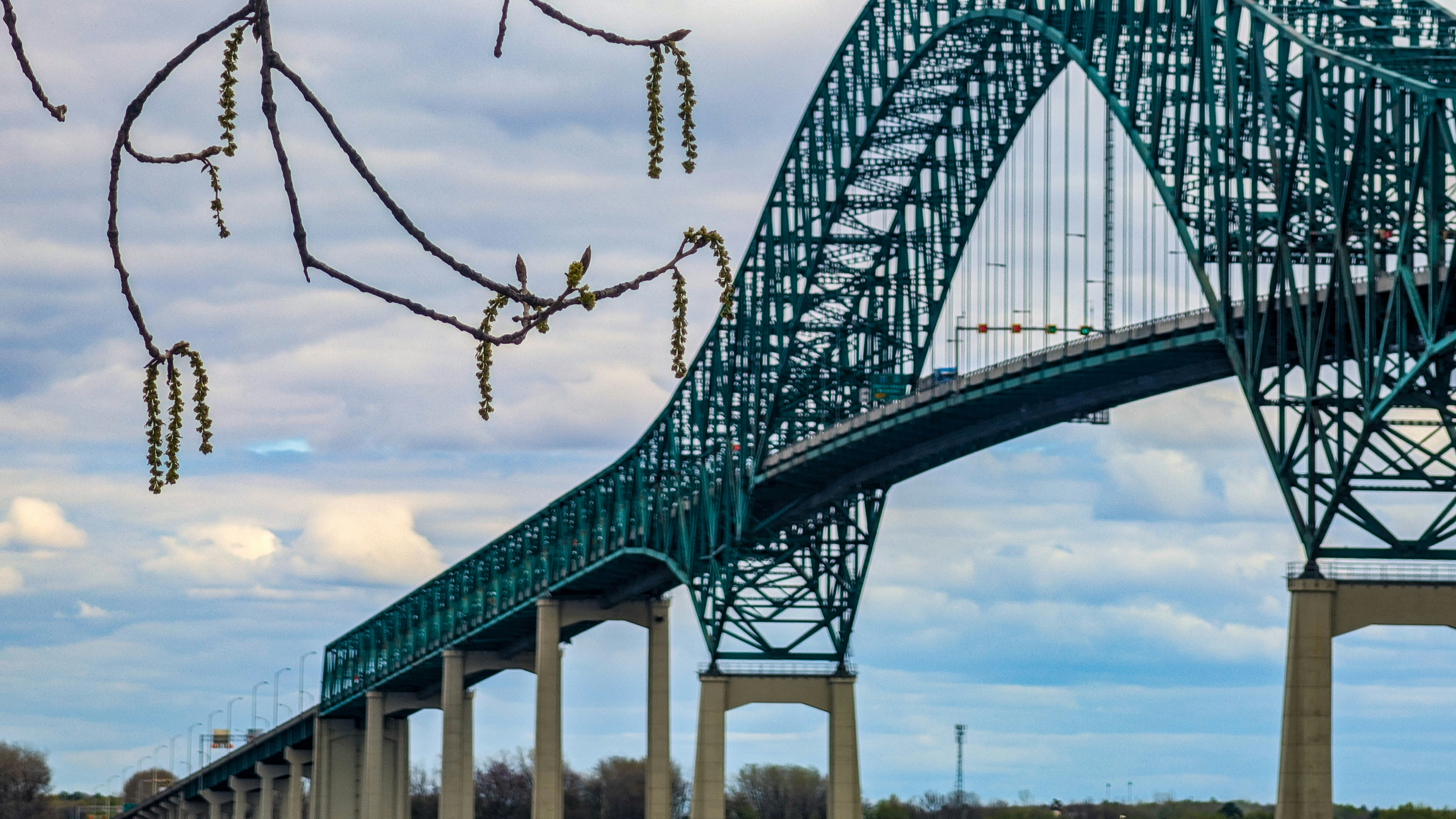 Ponte ad arco verde con nuvole nel cielo