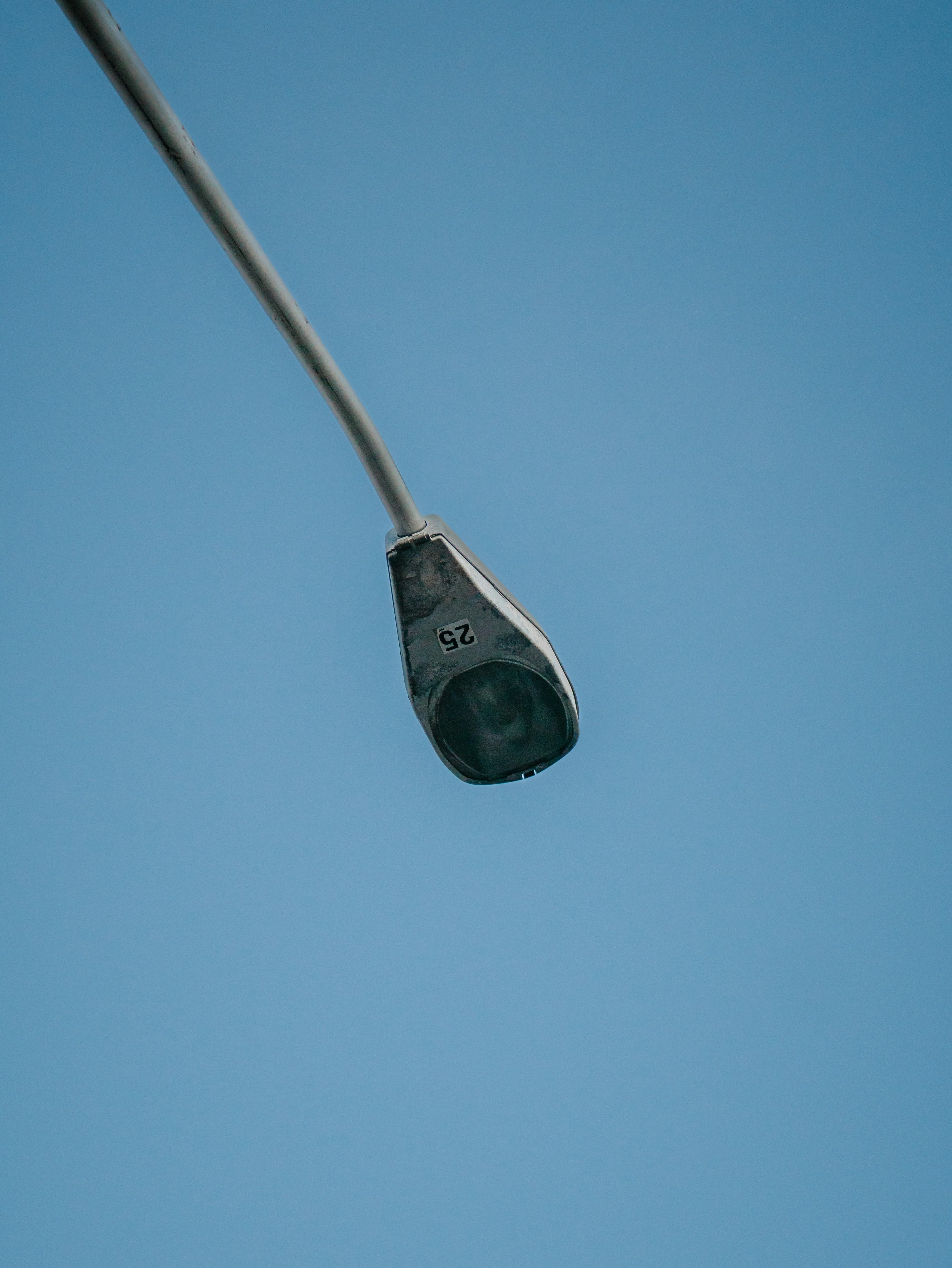 Luz de rua contra um céu azul claro