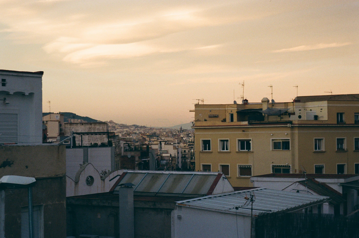 Daken van Barcelona bij zonsondergang