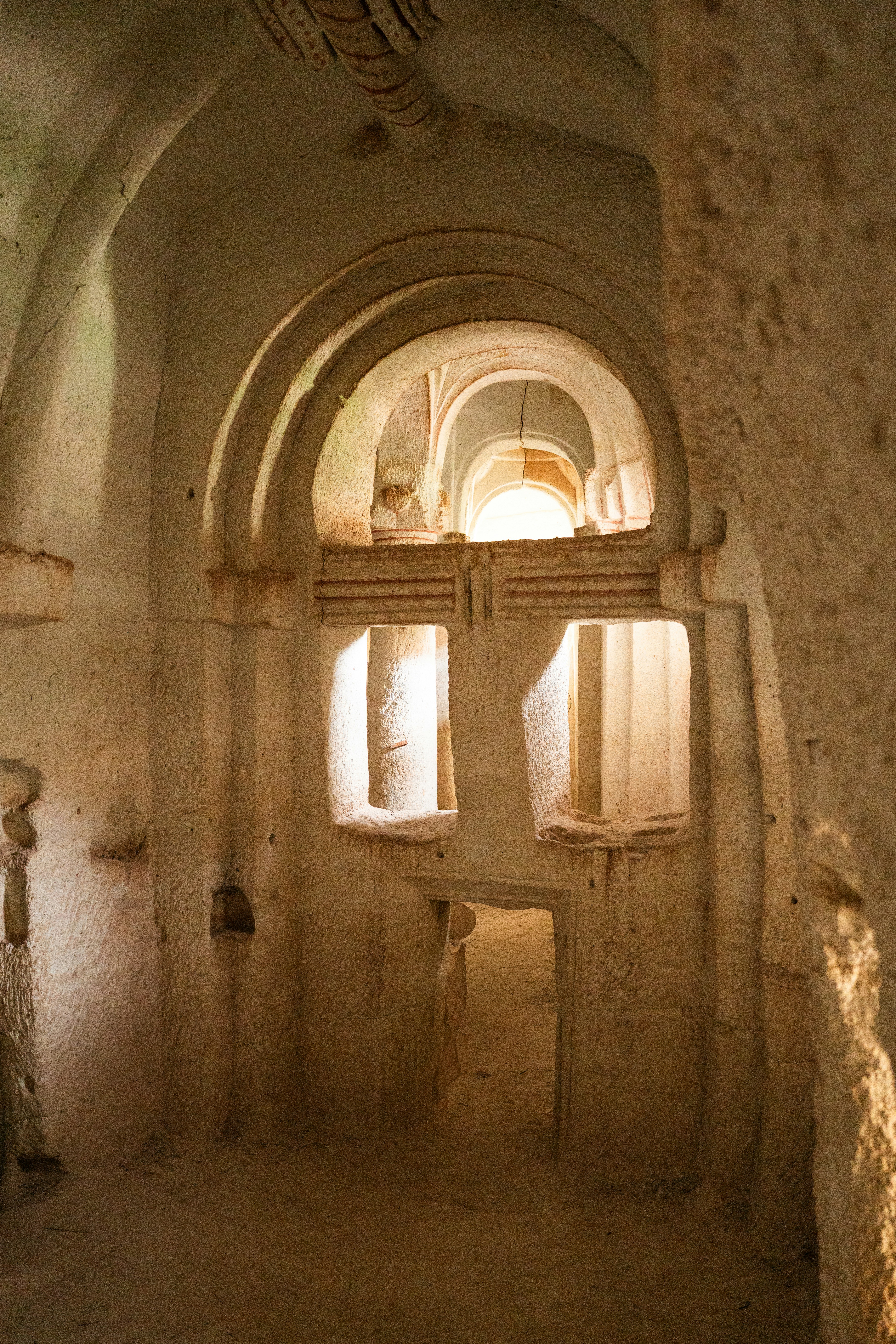 Interior potongan batu kuno dengan lengkungan dan ceruk.