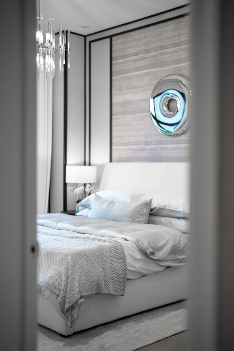 Quarto moderno com cama bem arrumada