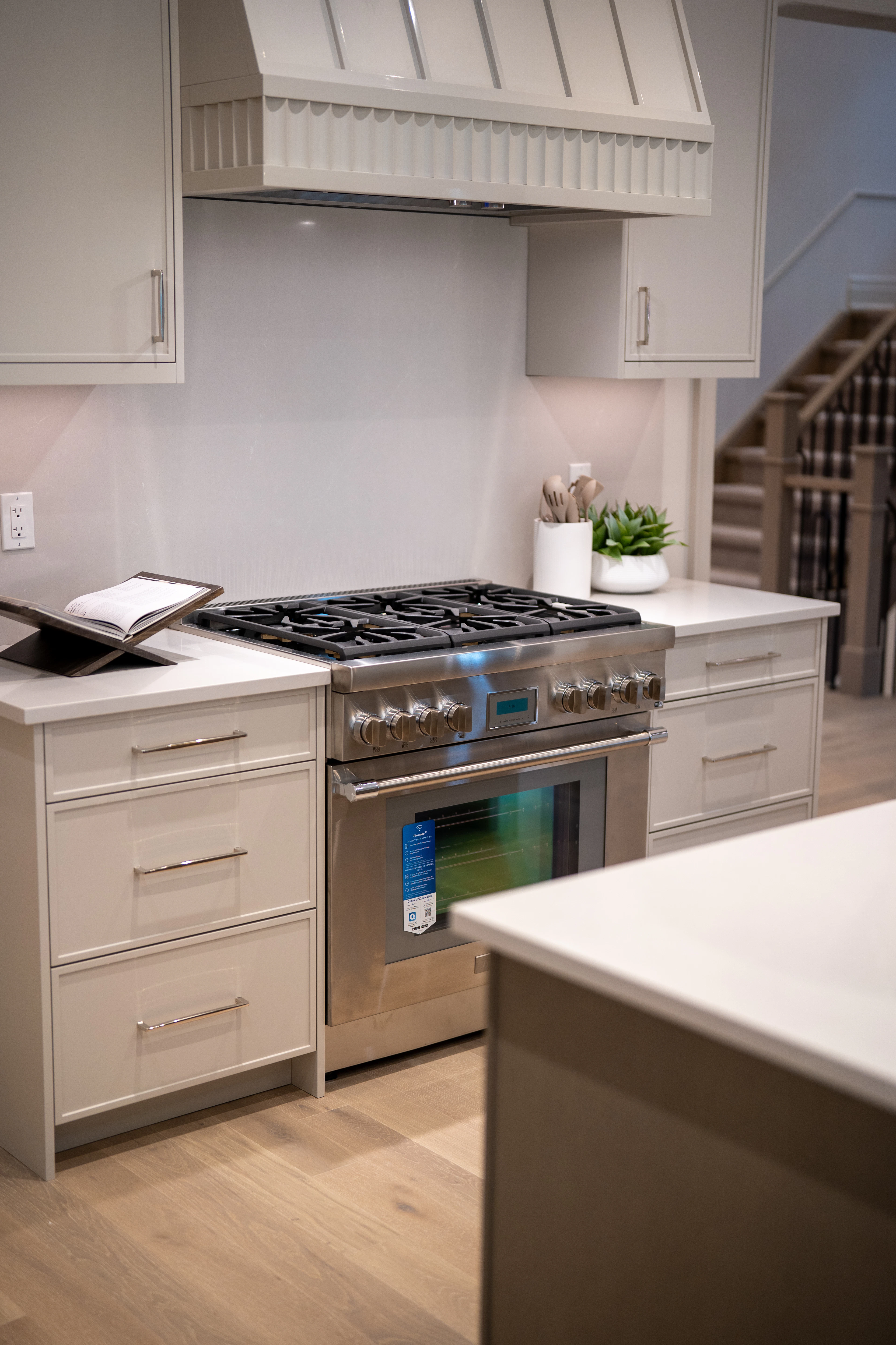 Kitchen with an extractor hood