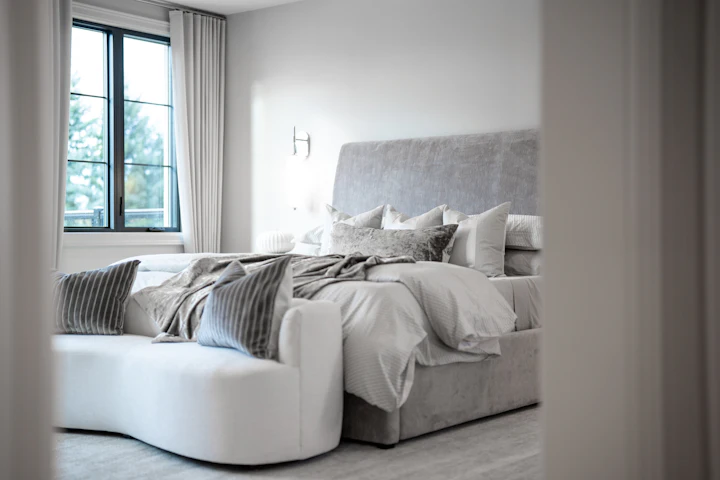 Slaapkamer met wit beddengoed