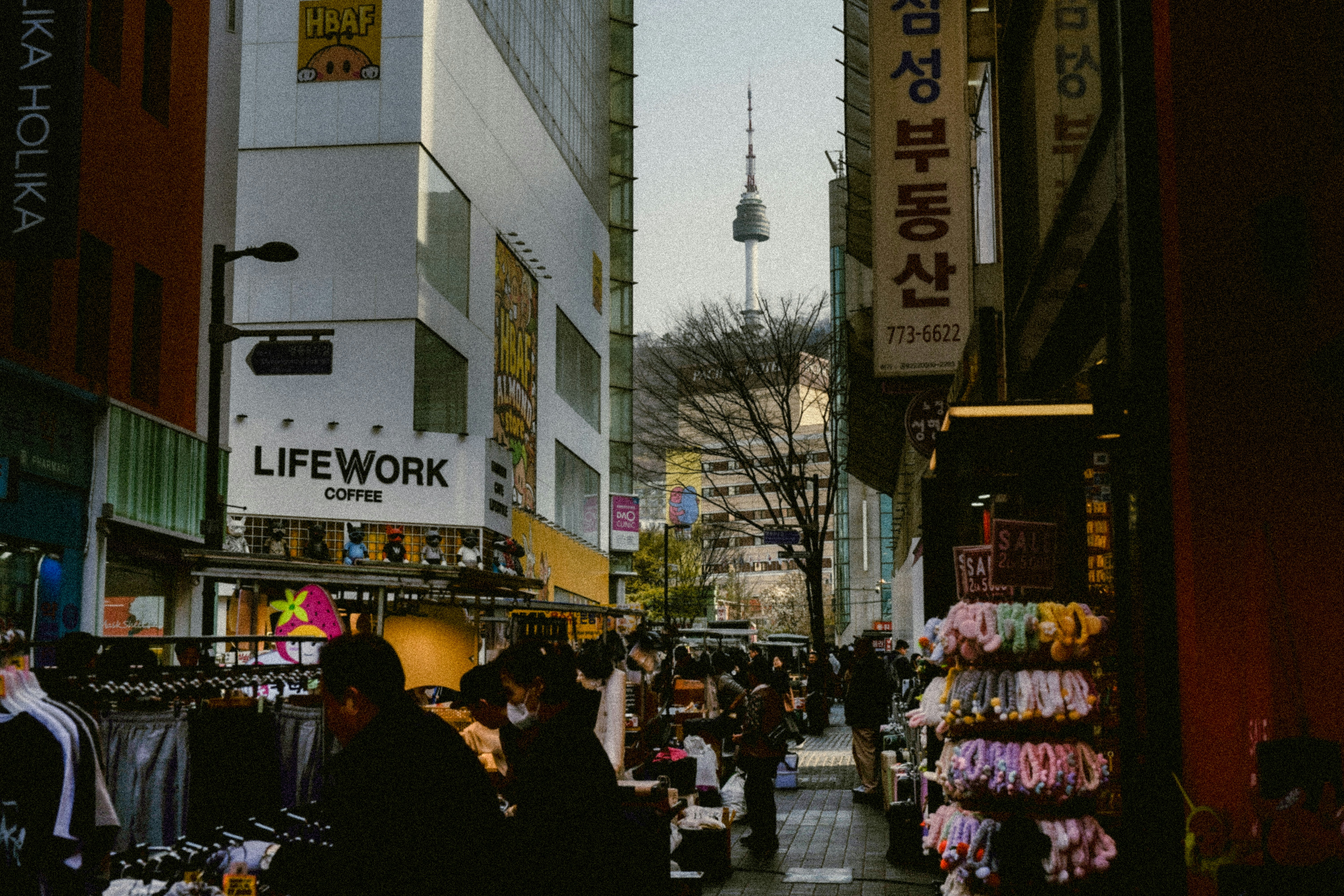 태블릿을 보며 퇴직금 중간정산 서류와 재정 계획을 신중하게 검토하는 직장인의 모습