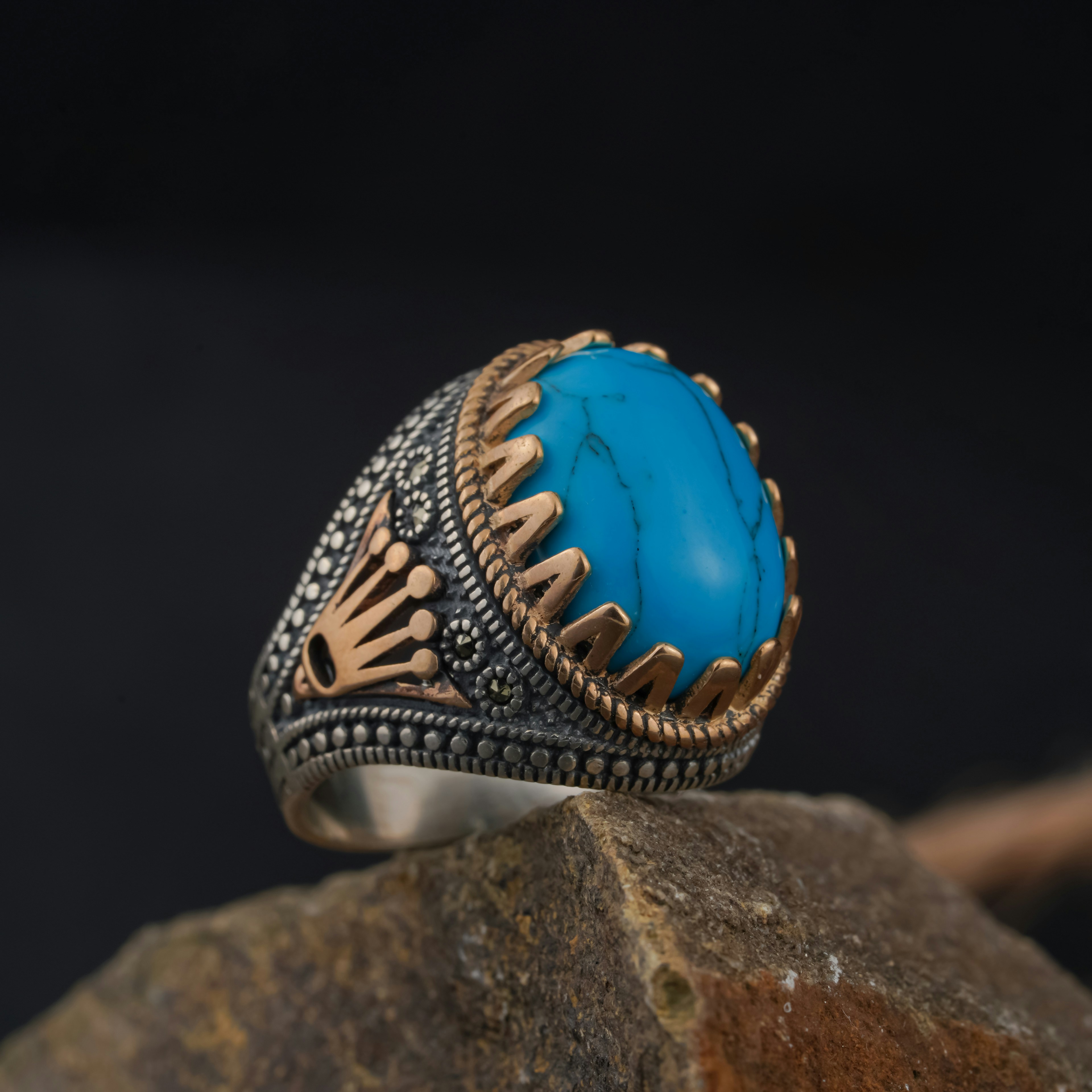 Anillo de plata ornamentado con una vibrante piedra preciosa azul turquesa.