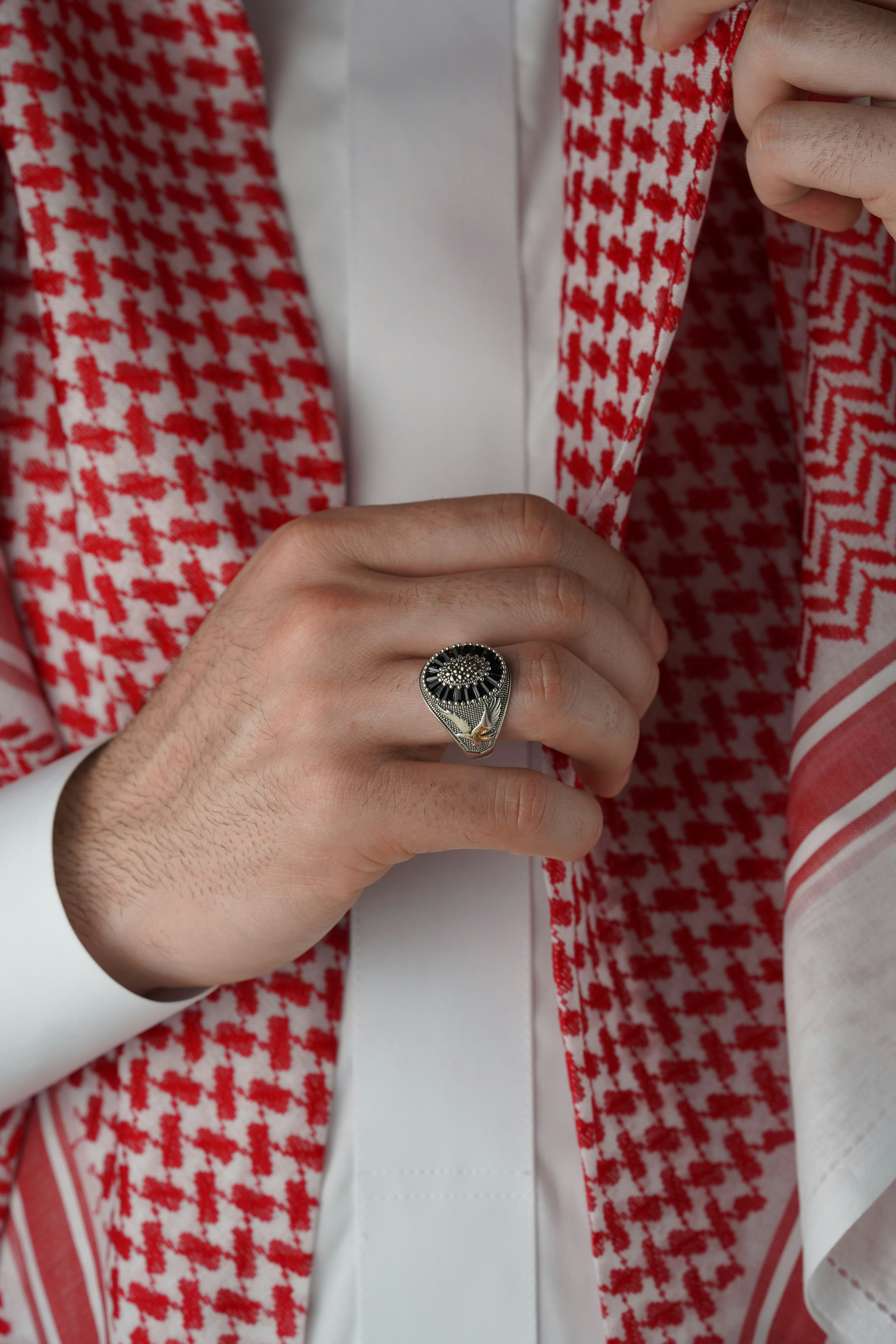 Hombre con un keffiyeh tradicional y anillo