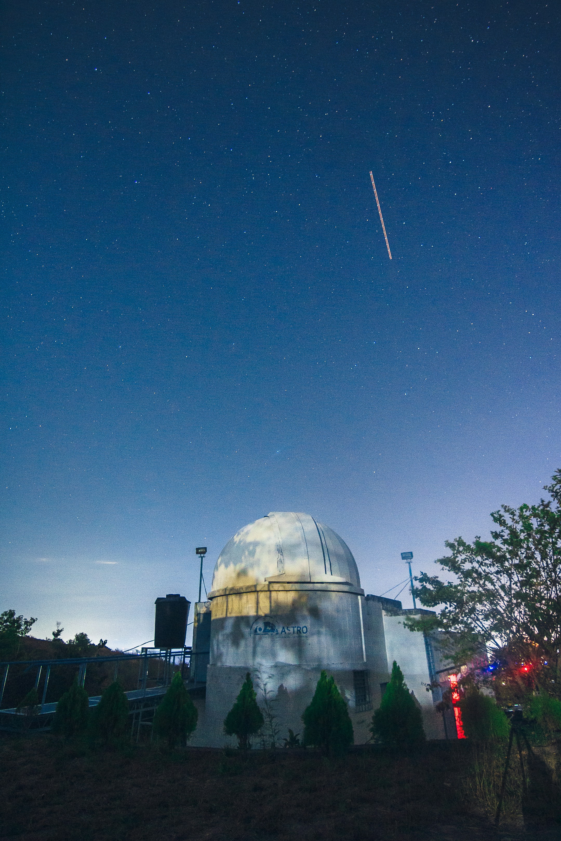 Cúpula de observatório sob um céu estrelado.